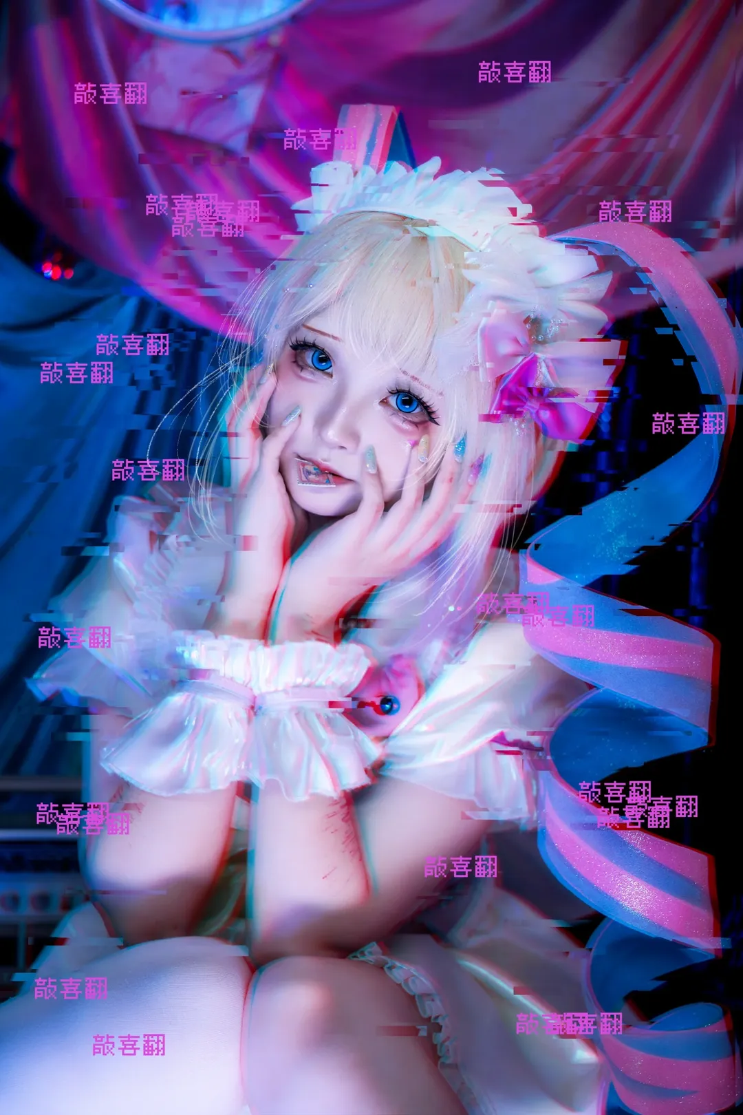 【超絶最かわ天使ちゃん コスプレ】『NEEDY GIRL OVERDOSE』の白ドレスと青ピンクのネオンの光と影 - 3 枚目