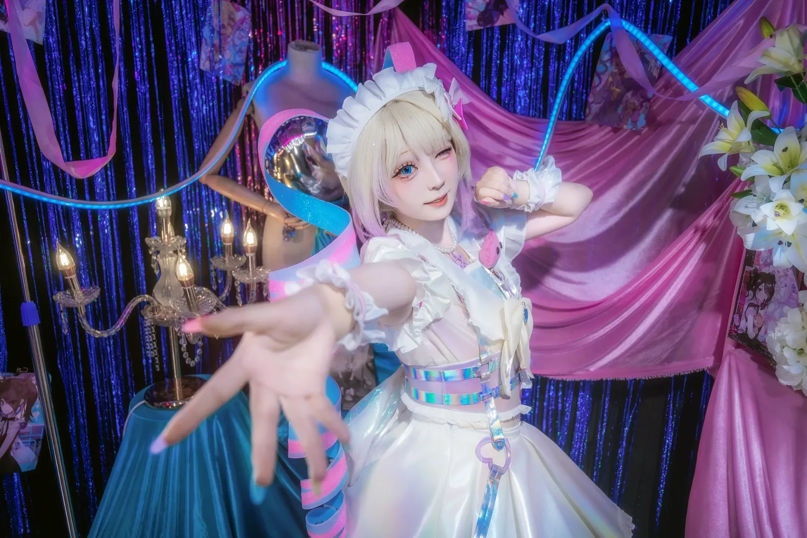 【超絶最かわ天使ちゃん コスプレ】『NEEDY GIRL OVERDOSE』の白ドレスと青ピンクのネオンの光と影 - 4 枚目