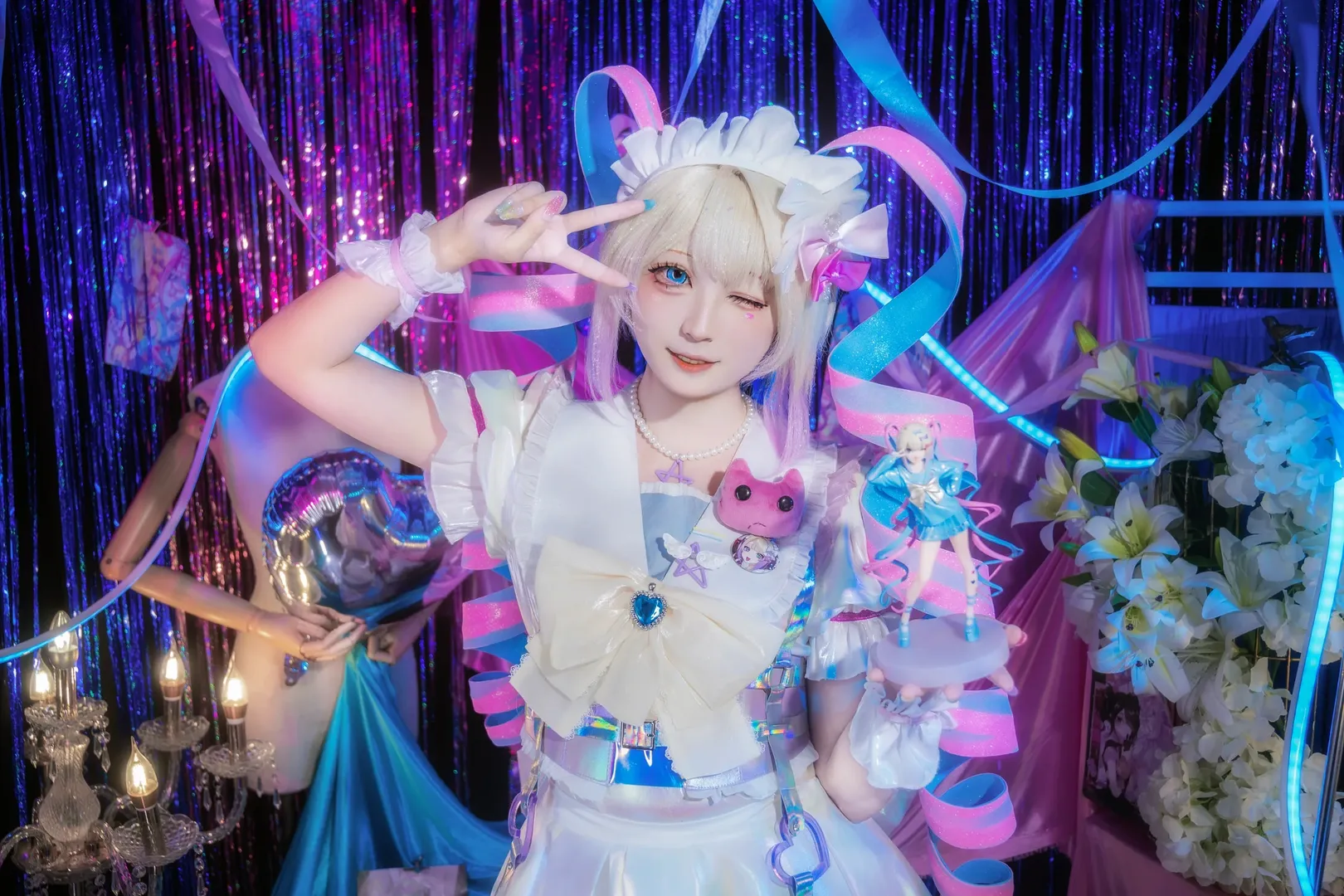 【超絶最かわ天使ちゃん コスプレ】『NEEDY GIRL OVERDOSE』の白ドレスと青ピンクのネオンの光と影 - 6 枚目