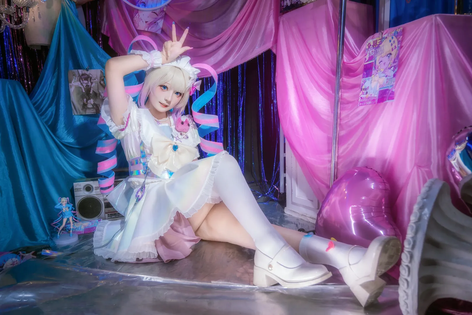 【超絶最かわ天使ちゃん コスプレ】『NEEDY GIRL OVERDOSE』の白ドレスと青ピンクのネオンの光と影 - 8 枚目