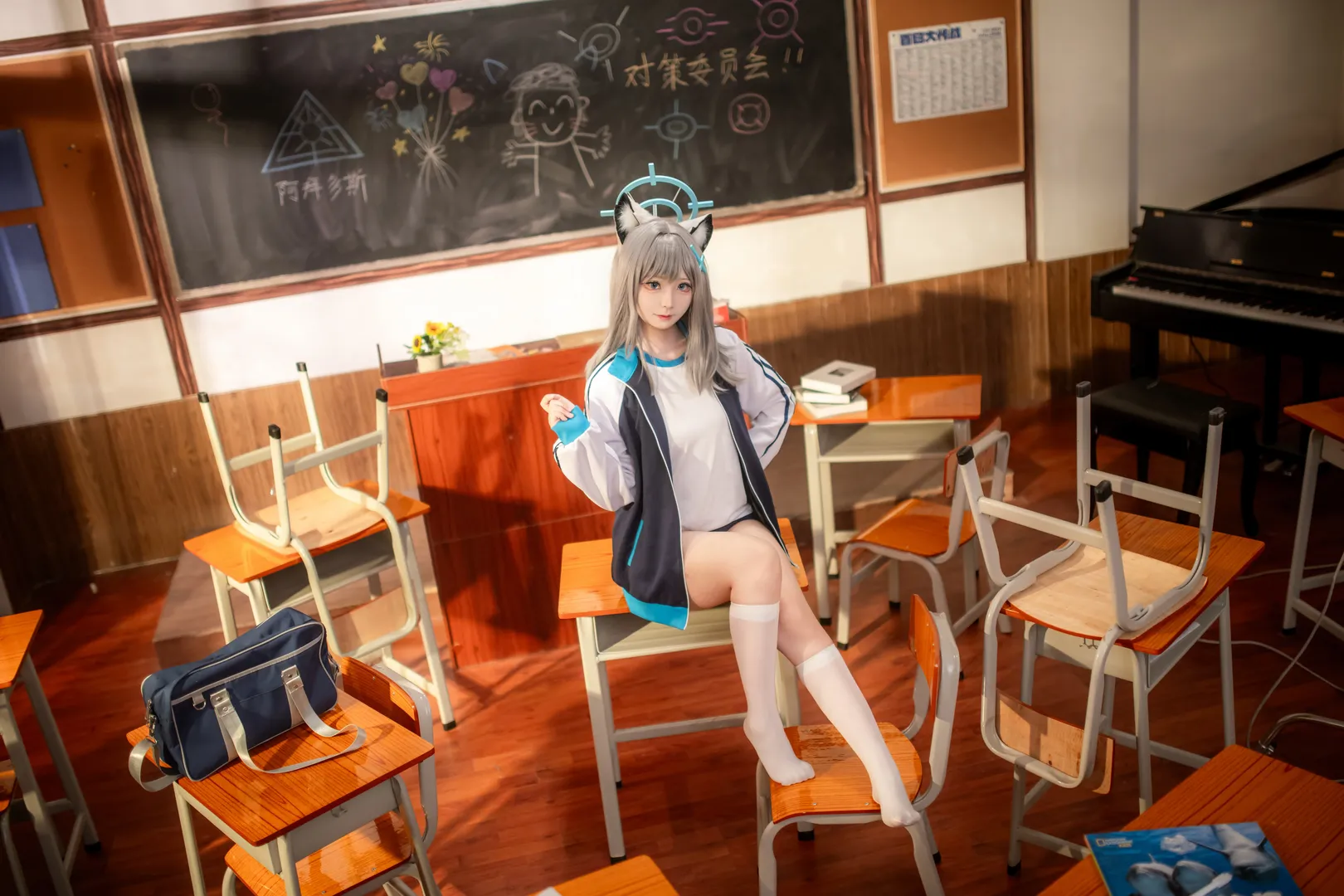 【砂狼白子cos】在蔚蓝档案的教室里享受午后时光 - 第 2 张