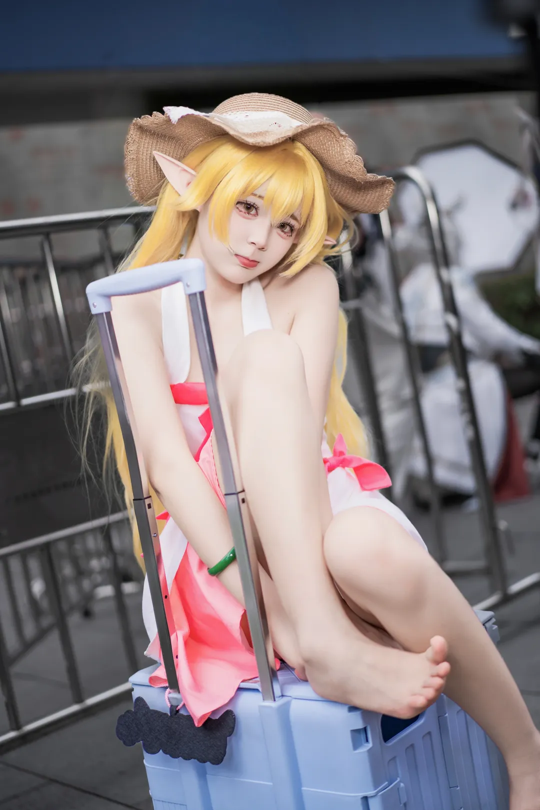 【忍野忍cos】化物语里的金发精灵，萤火虫漫展慵懒场照