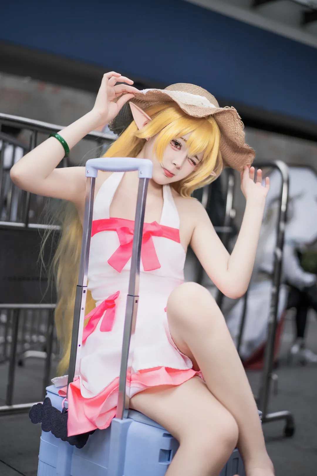 【忍野忍cos】化物语里的金发精灵，萤火虫漫展慵懒场照 - 第 2 张