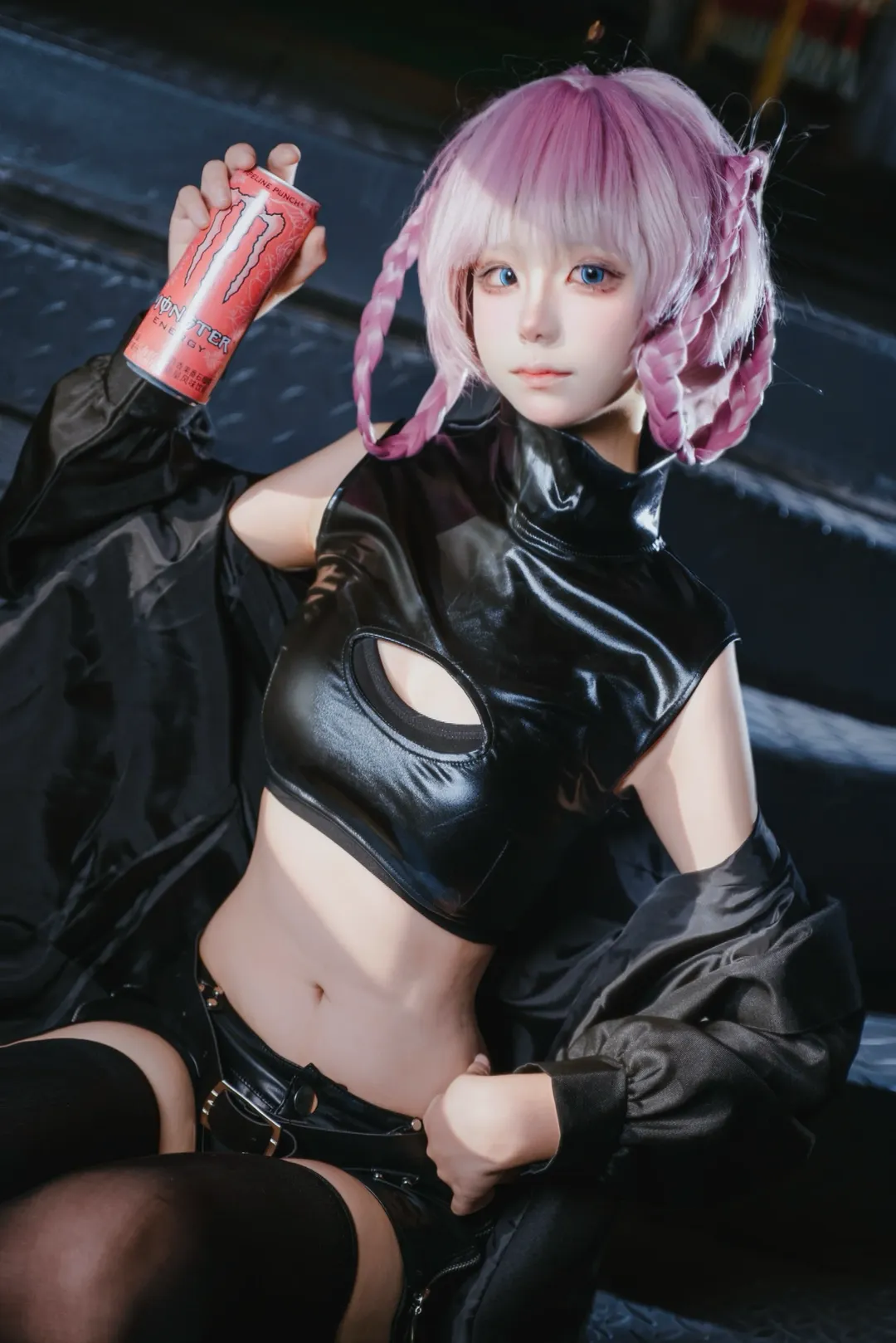 【七草荠cos】深夜阶梯上的黑色漆皮与粉色麻花辫 - 第 1 张