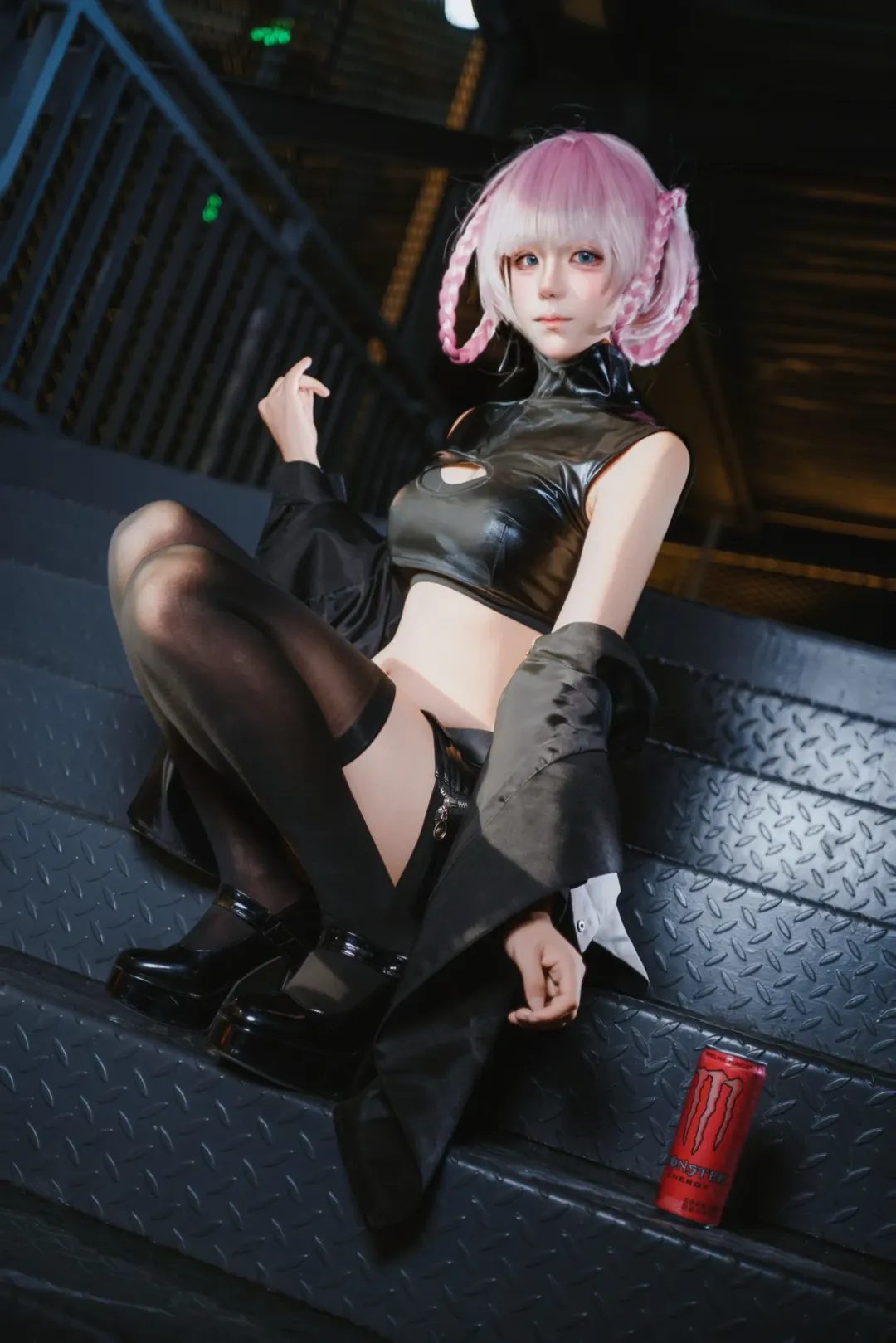 【七草荠cos】深夜阶梯上的黑色漆皮与粉色麻花辫