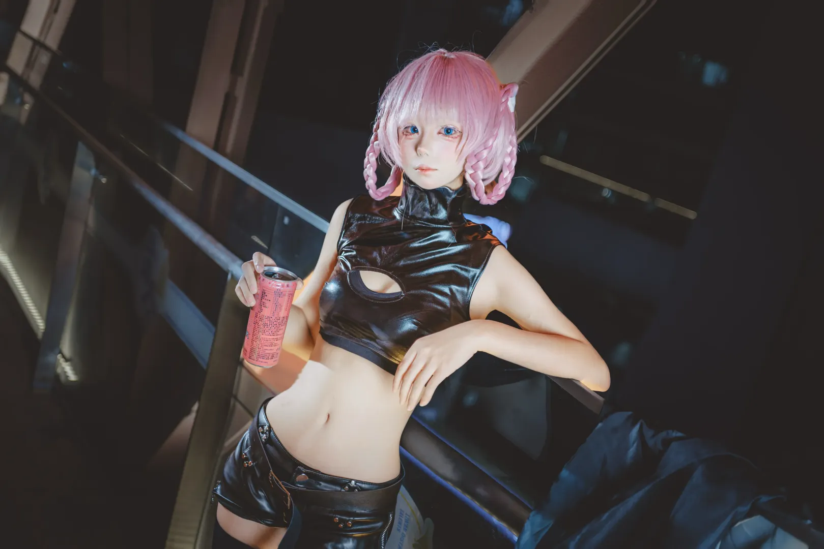 【七草荠cos】深夜阶梯上的黑色漆皮与粉色麻花辫 - 第 3 张