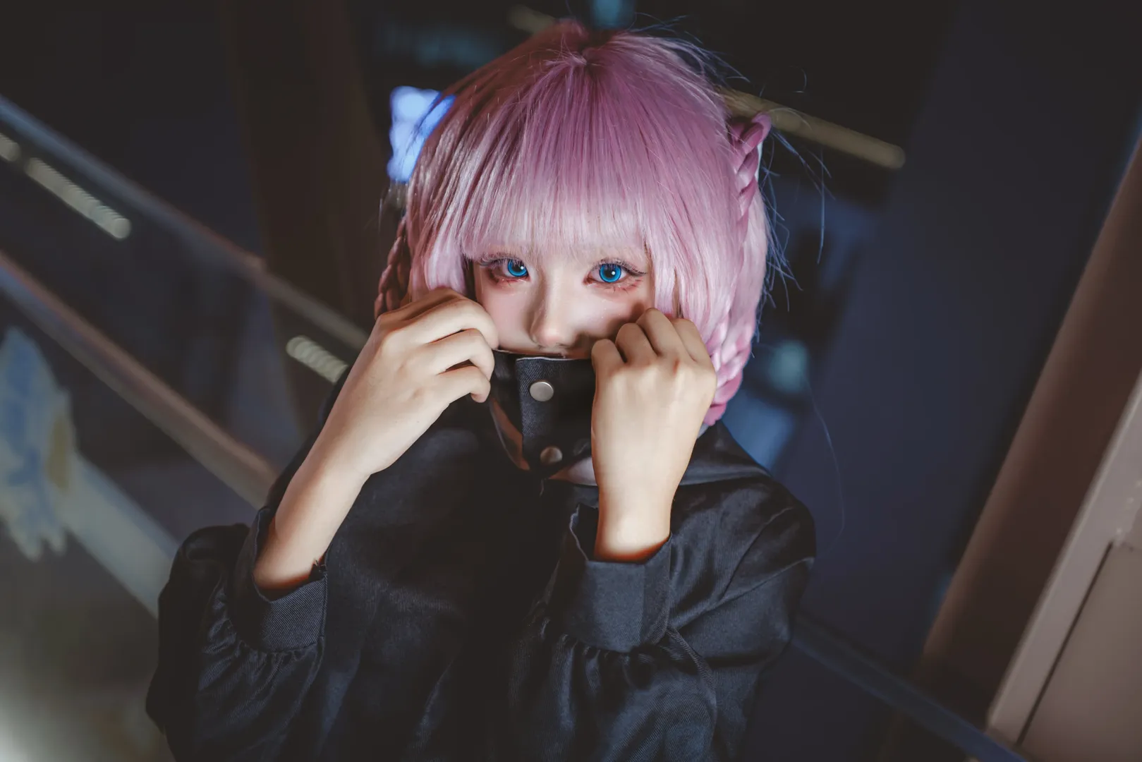 【七草荠cos】深夜阶梯上的黑色漆皮与粉色麻花辫 - 第 4 张