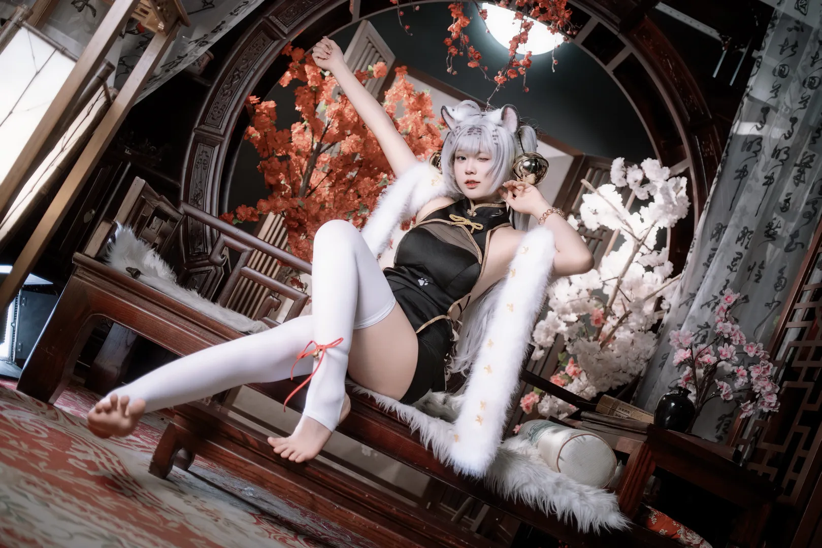 【白虎娘cos】虎啸风生，中式古风兽耳娘的慵懒瞬间 - 第 2 张