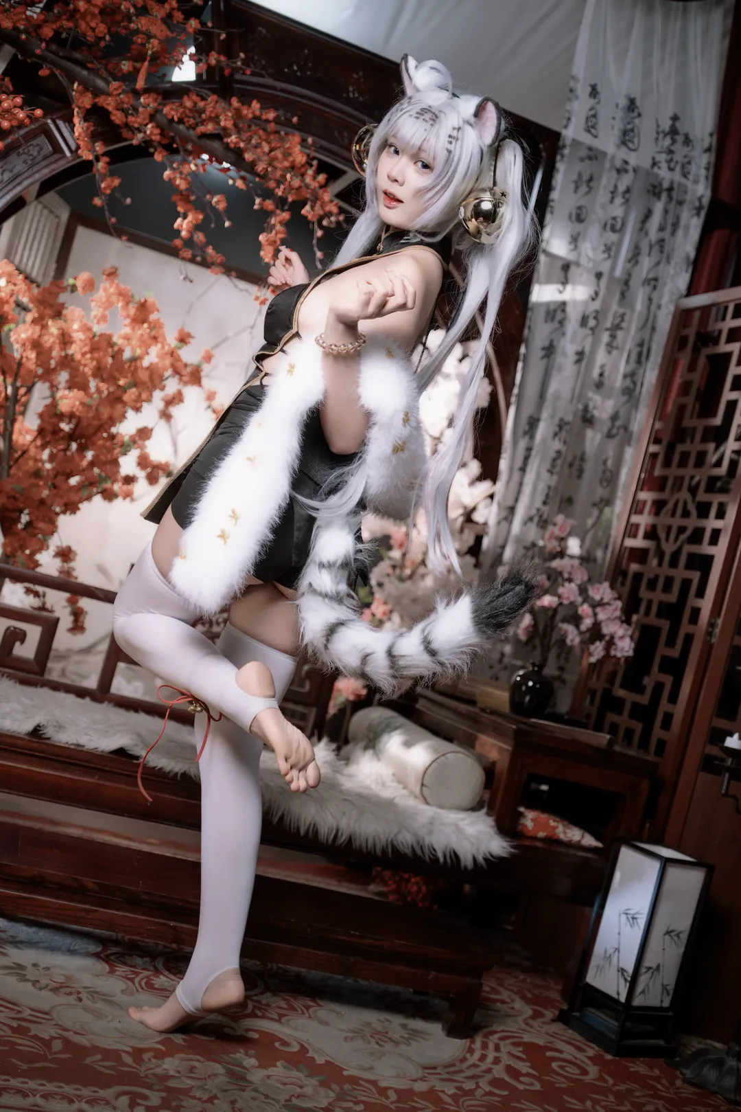 【白虎娘cos】古風宅院裡的妖嬈身影 - 第 1 張