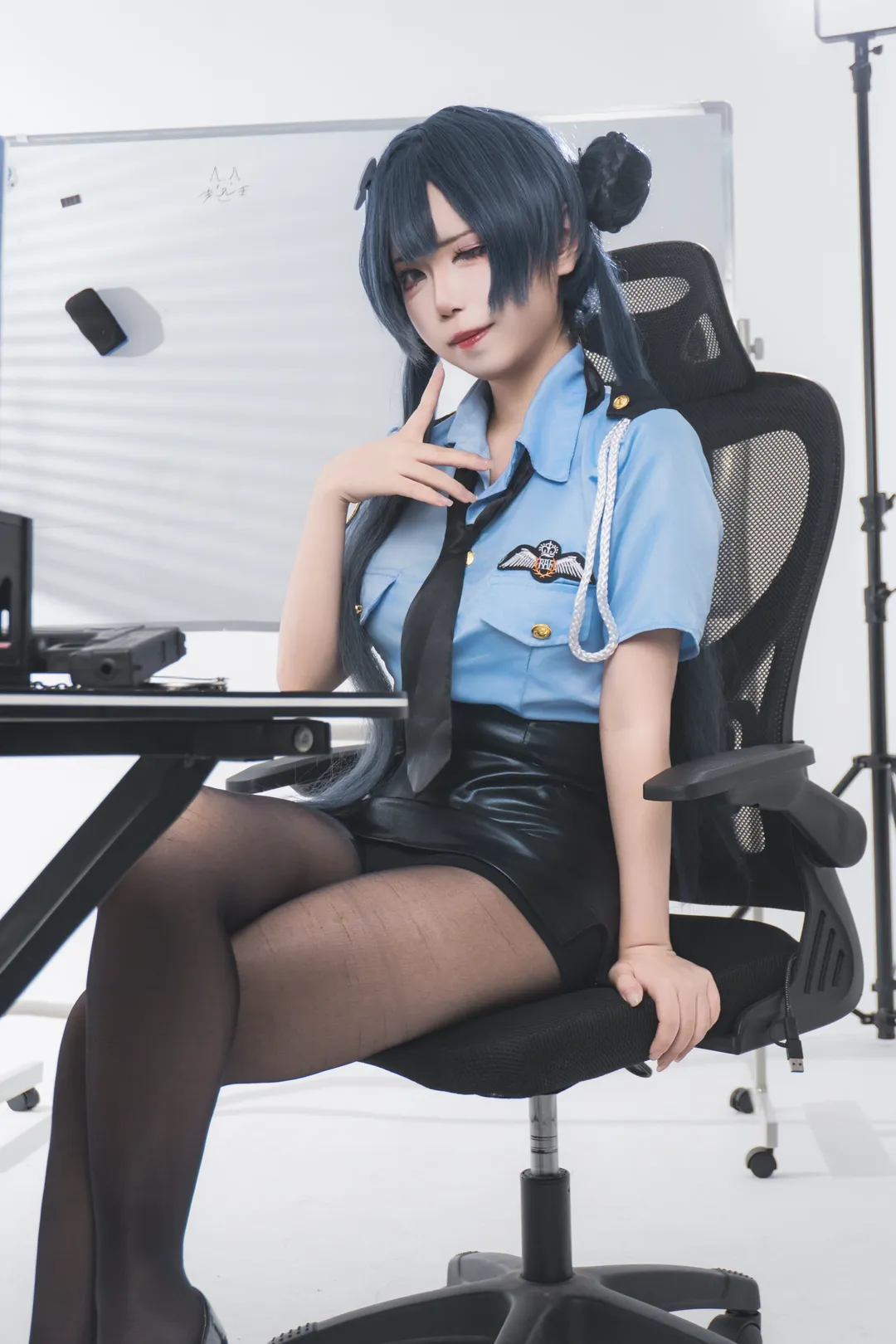【妃咲cos】碧蓝档案女警制服与黑丝高跟鞋的试穿记录 - 第 1 张