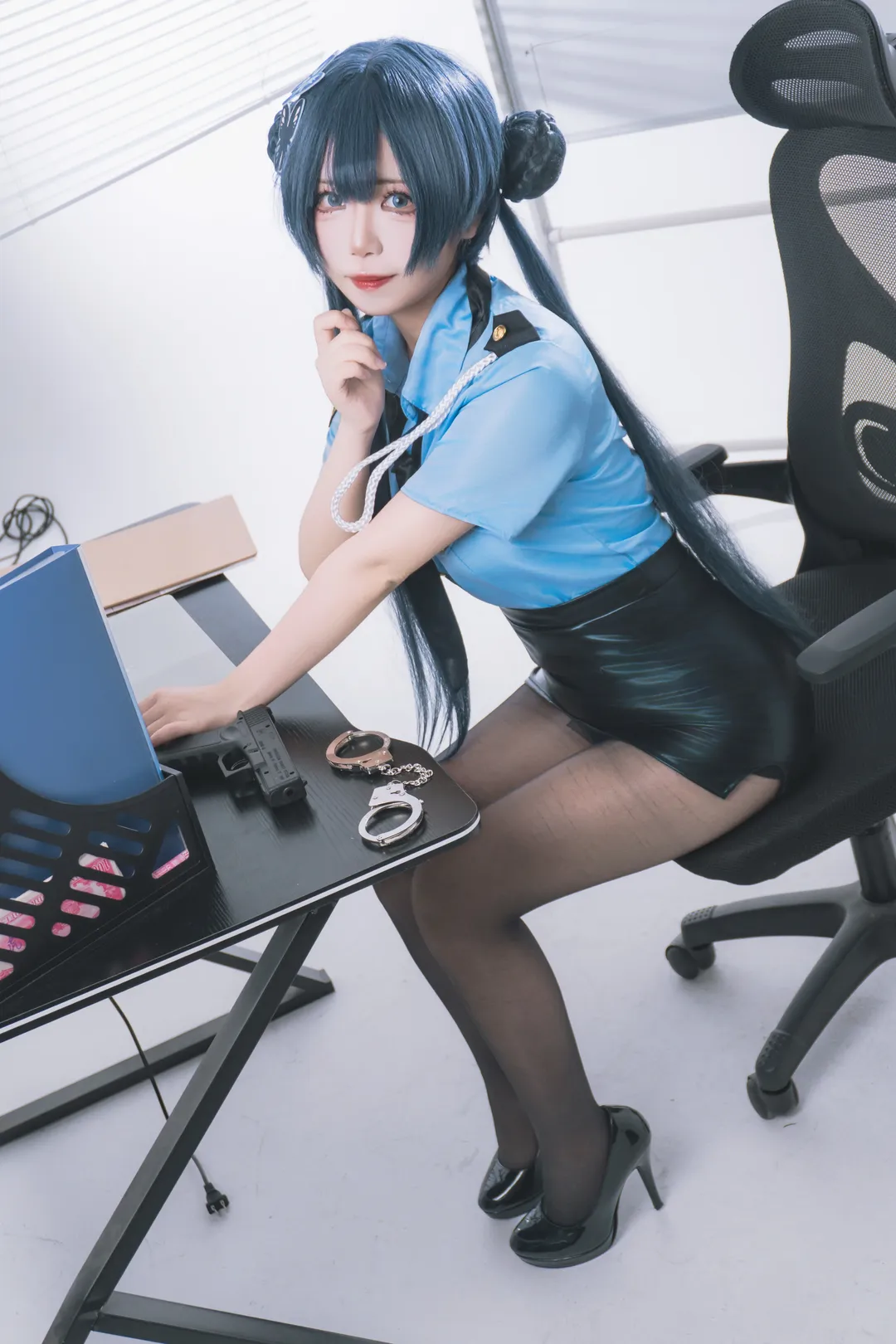 【妃咲cos】碧蓝档案女警制服与黑丝高跟鞋的试穿记录 - 第 10 张