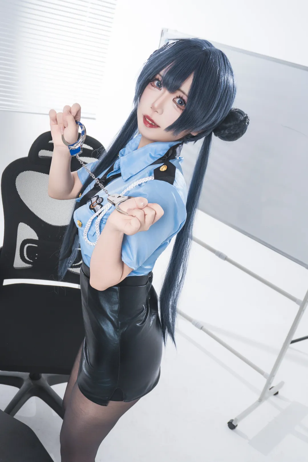 【妃咲cos】碧蓝档案女警制服与黑丝高跟鞋的试穿记录 - 第 12 张