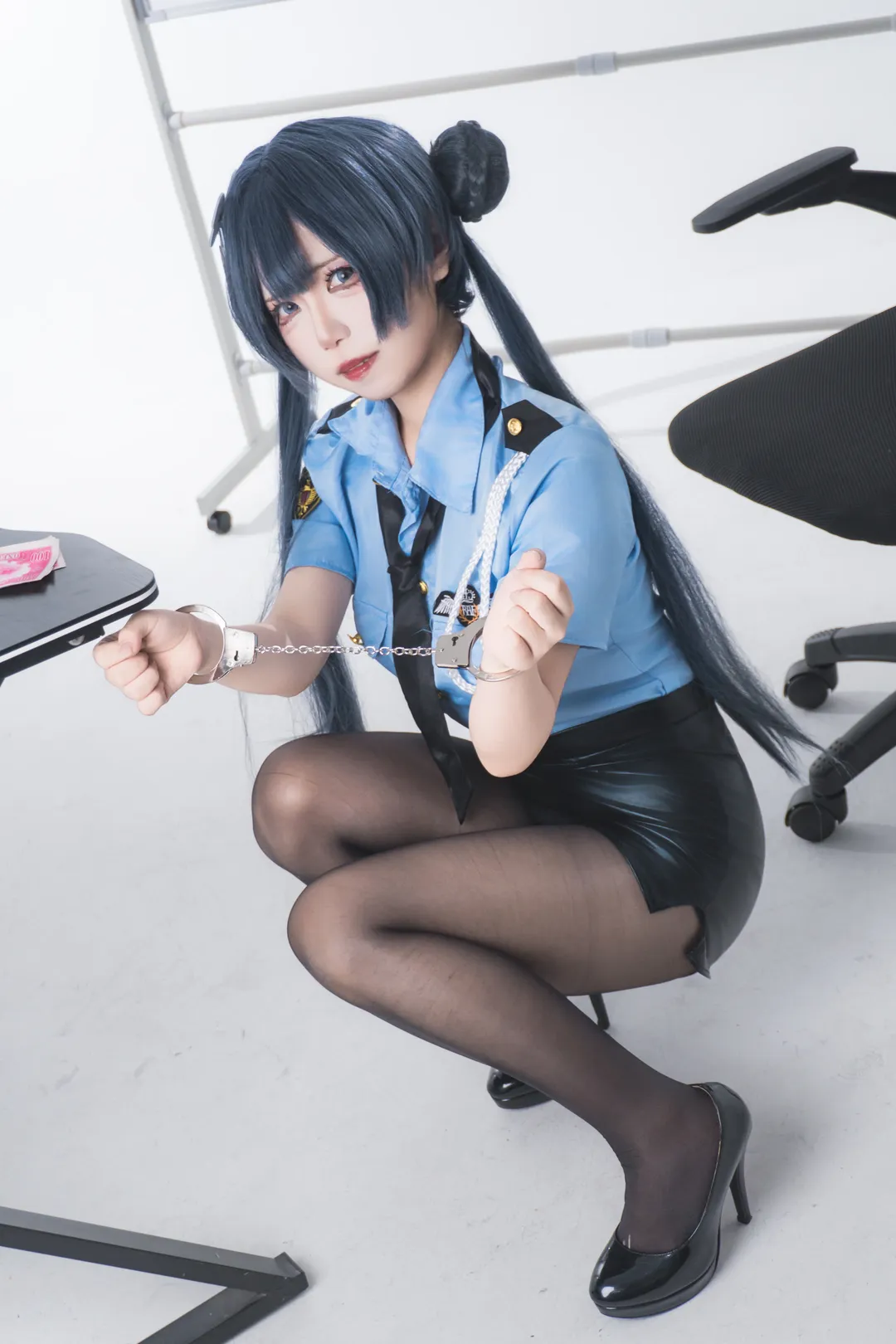 【妃咲cos】碧蓝档案女警制服与黑丝高跟鞋的试穿记录 - 第 2 张