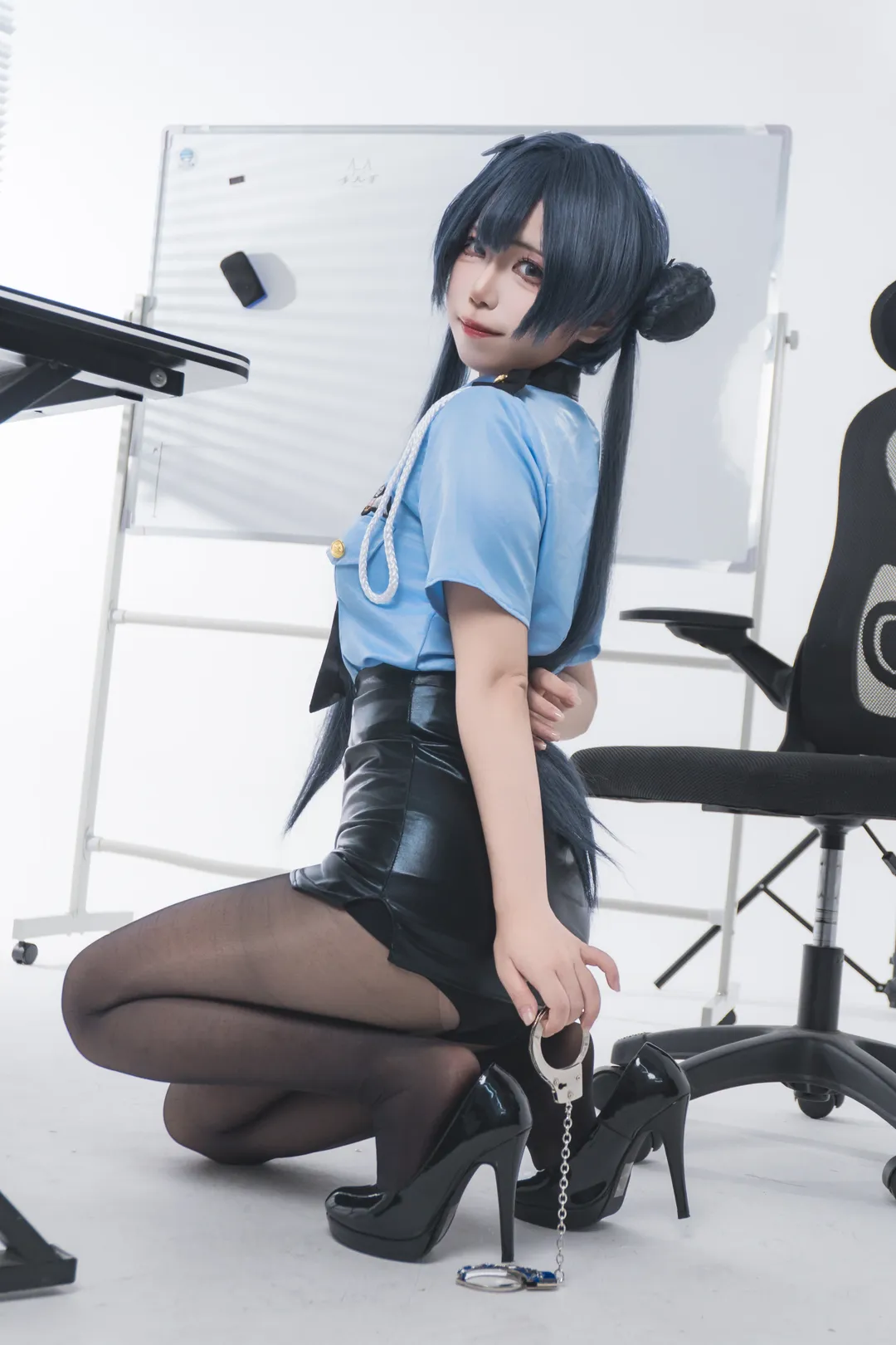 【妃咲cos】碧蓝档案女警制服与黑丝高跟鞋的试穿记录 - 第 3 张