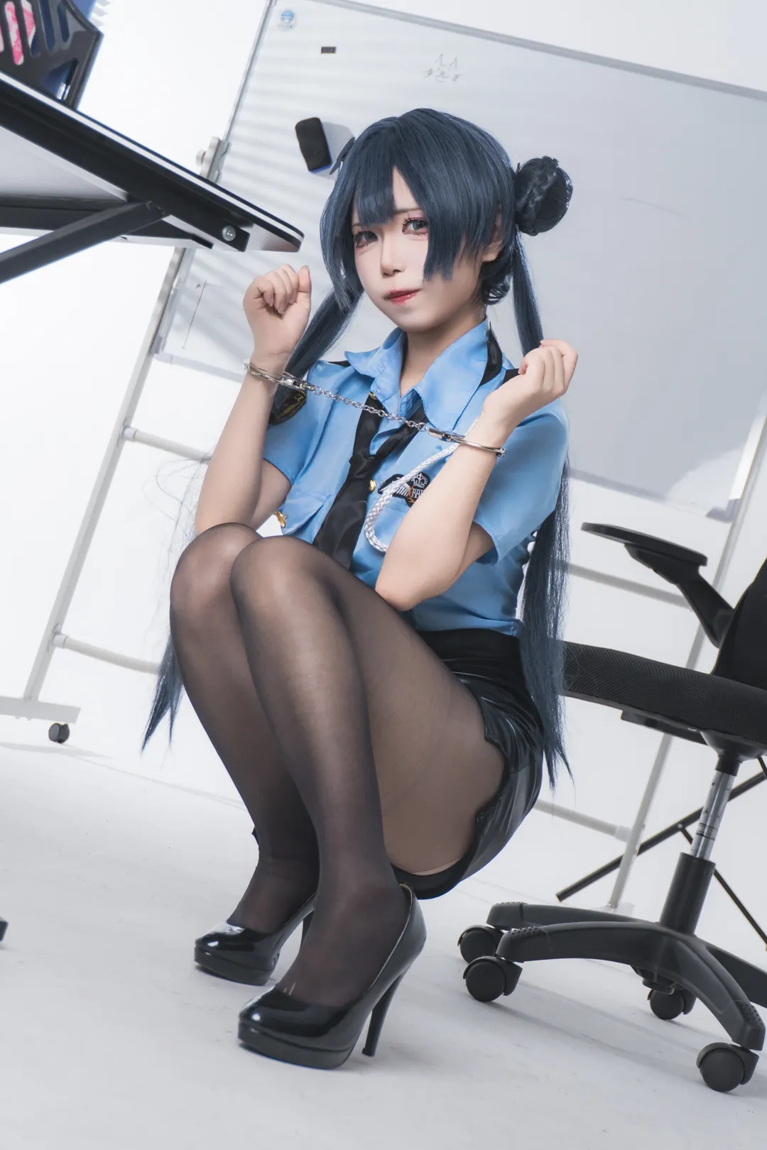 【妃咲cos】碧蓝档案女警制服与黑丝高跟鞋的试穿记录 - 第 5 张
