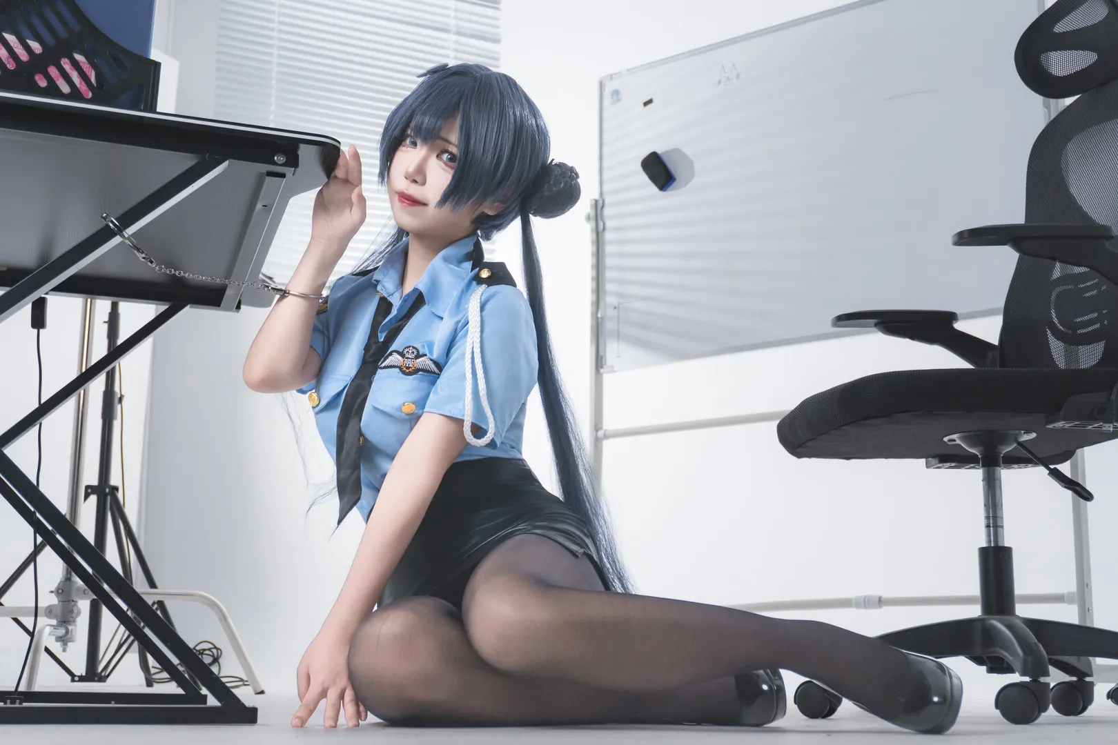 【妃咲cos】碧蓝档案女警制服与黑丝高跟鞋的试穿记录 - 第 7 张