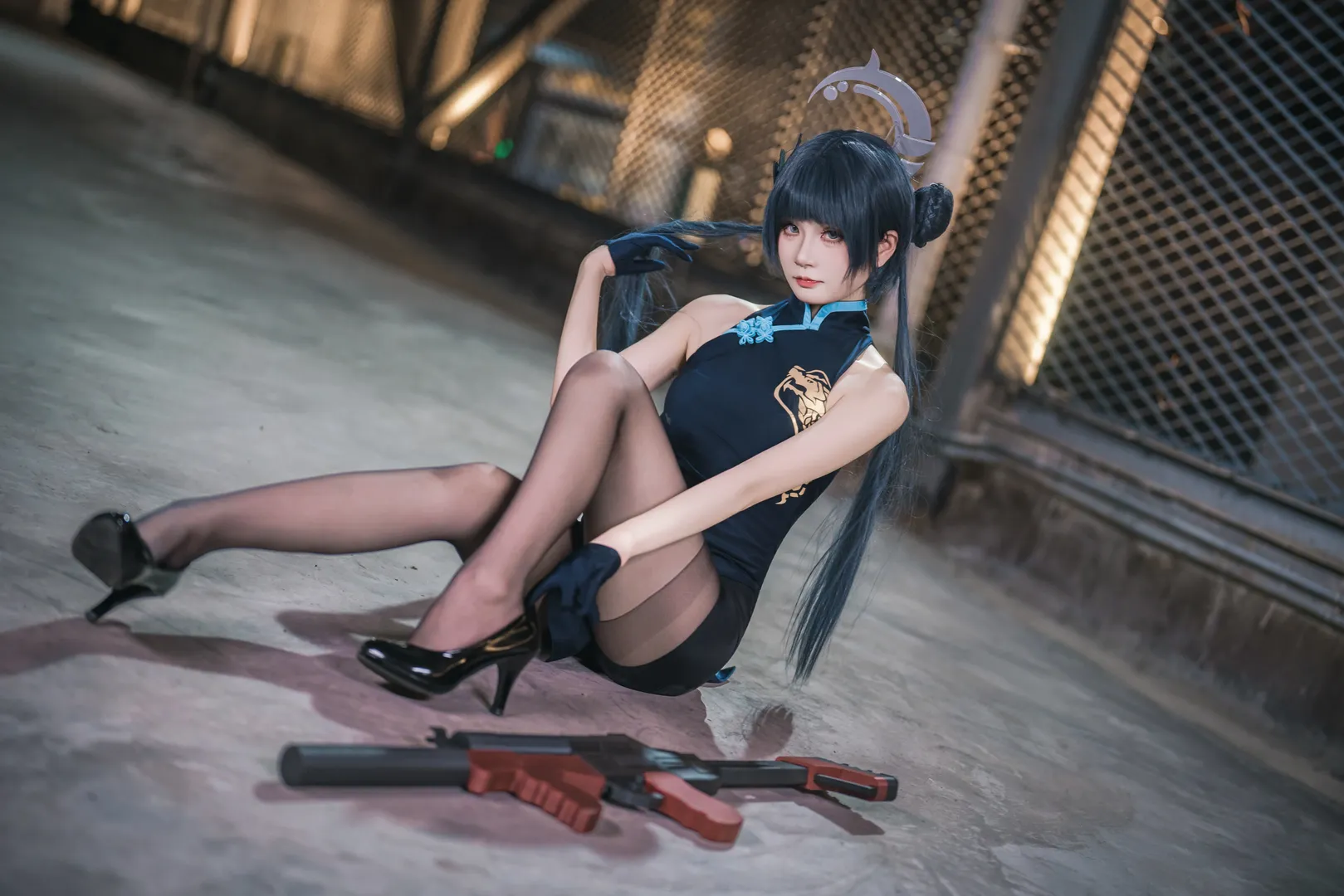 【龙华妃咲cos】碧蓝档案冷艳旗袍与工业风铁网 - 第 9 张