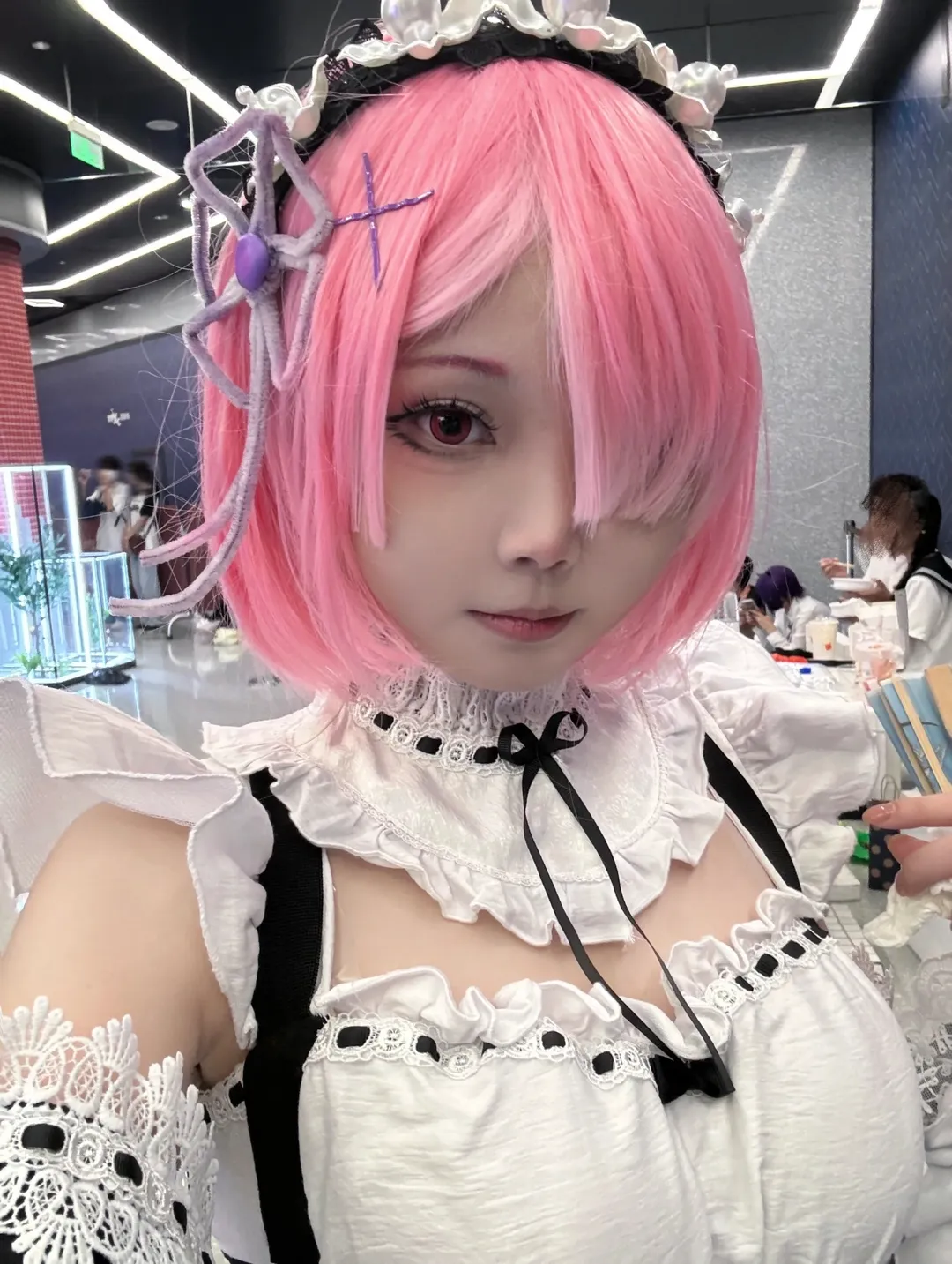 【拉姆cos】从零开始的异世界生活，展示粉色女仆装与红瞳细节 - 第 1 张