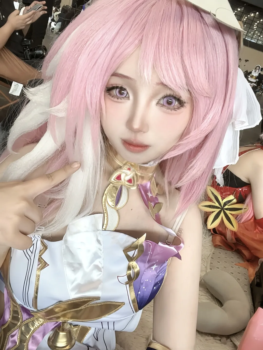 【爱莉希雅cos】粉色头发的女孩，漫展拍摄中的真我瞬间 - 第 1 张