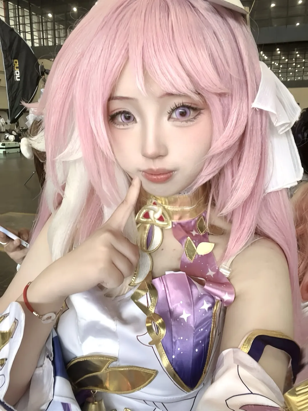 【爱莉希雅cos】粉色头发的女孩，漫展拍摄中的真我瞬间 - 第 2 张