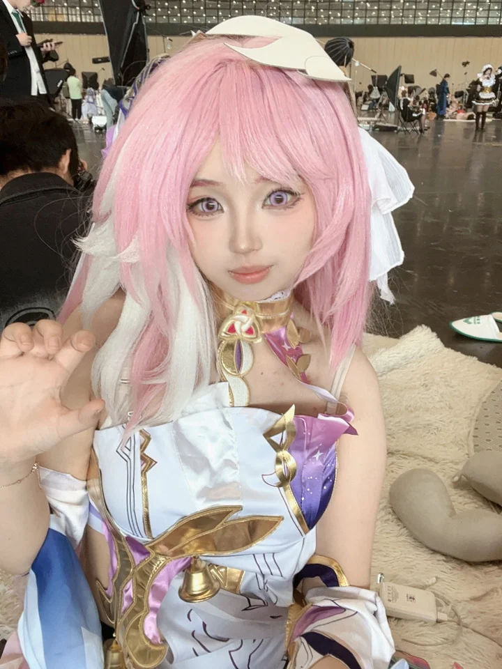 【爱莉希雅cos】粉色头发的女孩，漫展拍摄中的真我瞬间 - 第 3 张