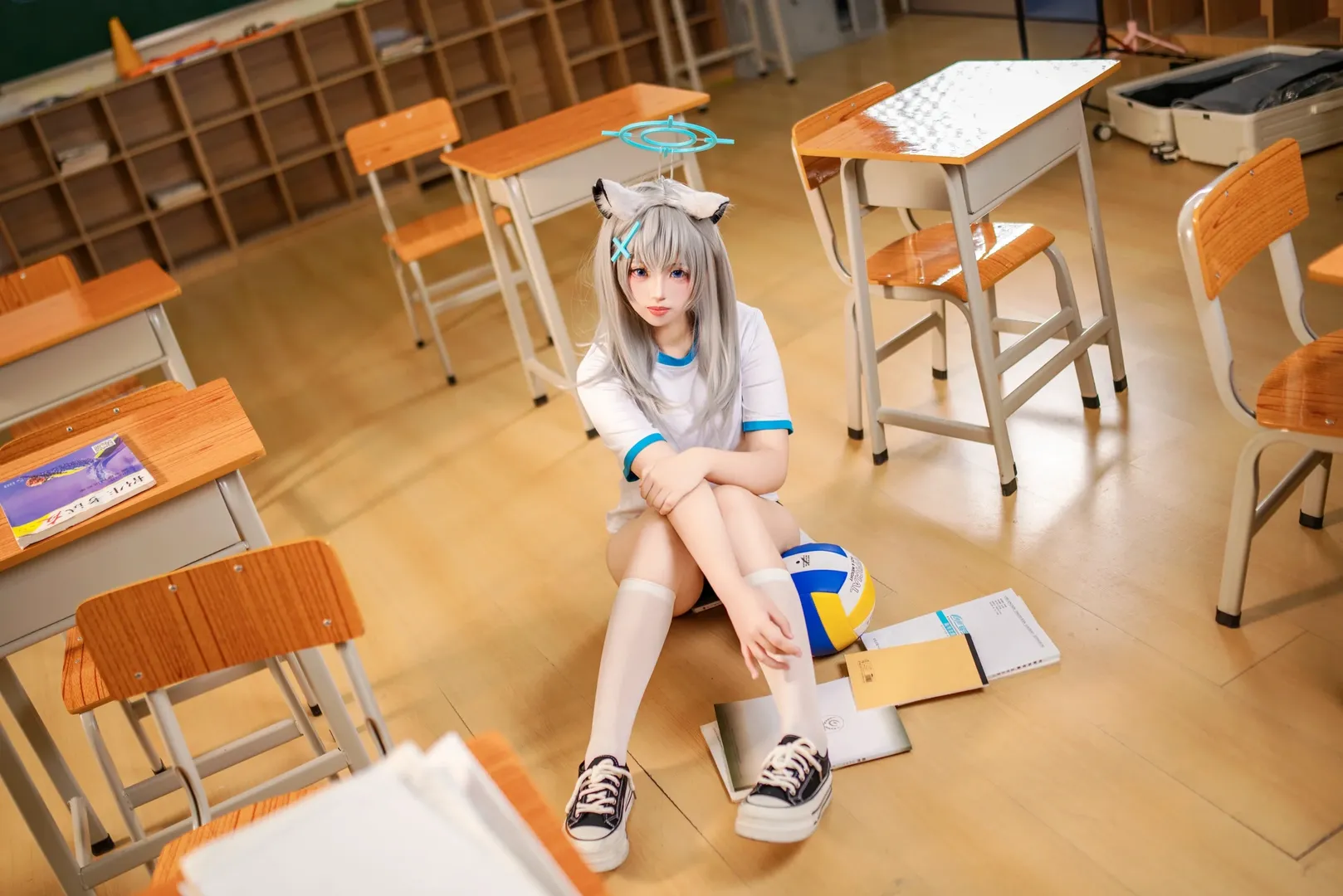 【砂狼シロコ コスプレ】ブルーアーカイブの教室日常、スポーツウェアで過ごす学園タイム - 1 枚目