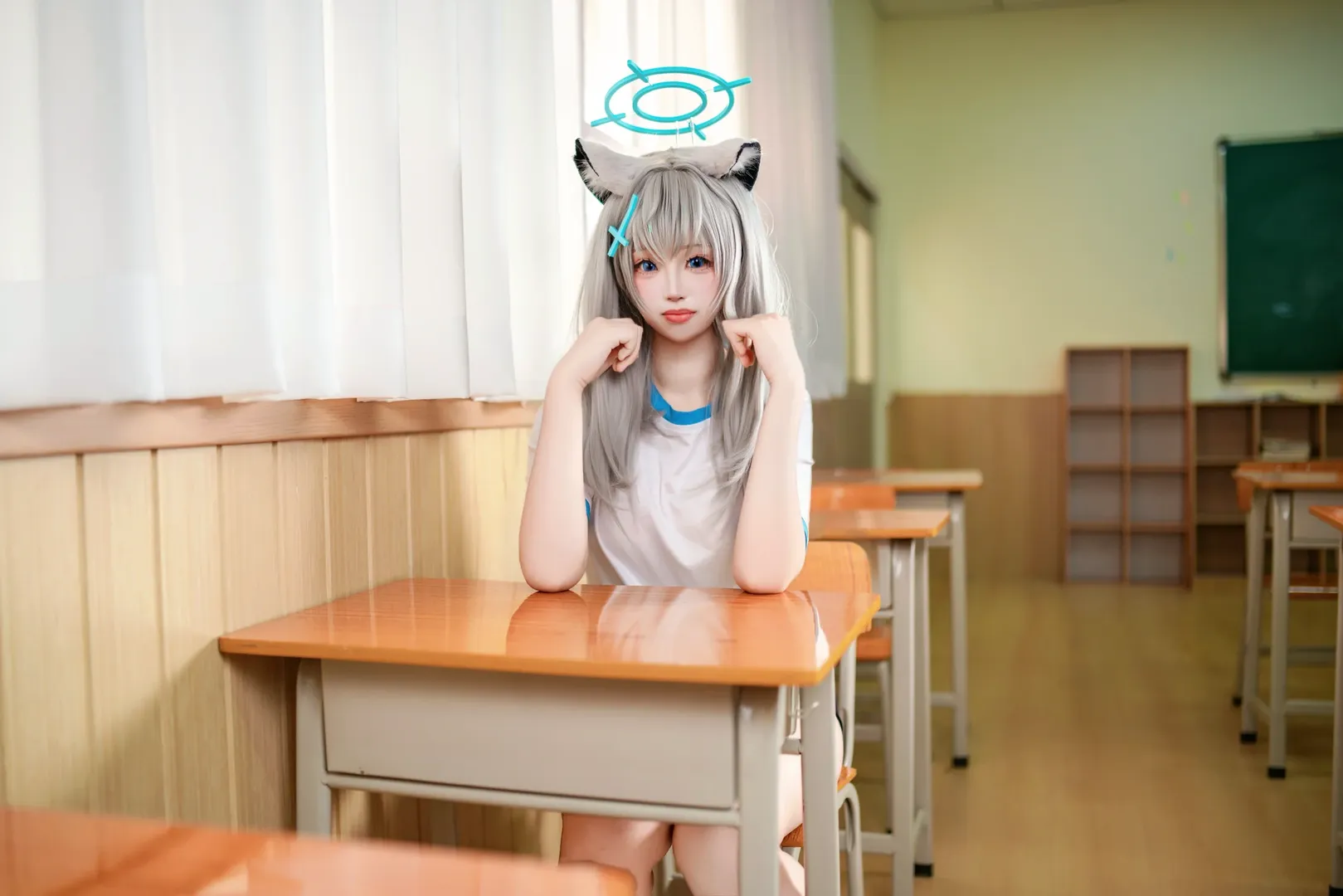 【砂狼シロコ コスプレ】ブルーアーカイブの教室日常、スポーツウェアで過ごす学園タイム - 3 枚目