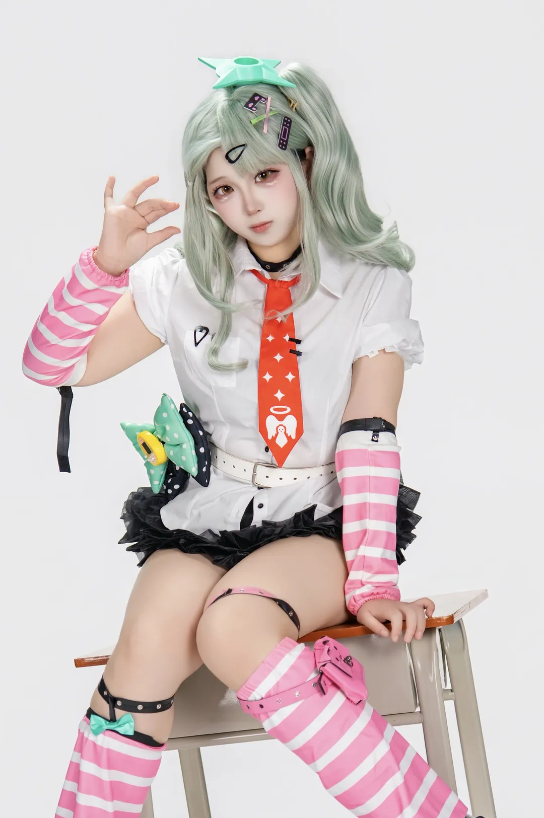 【千夏cos】绝区零里的粉白条纹与薄荷绿发饰，还原度拉满 - 第 1 张