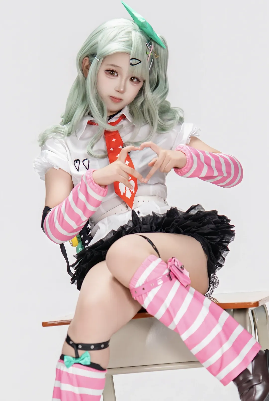 【千夏cos】绝区零里的粉白条纹与薄荷绿发饰，还原度拉满 - 第 2 张