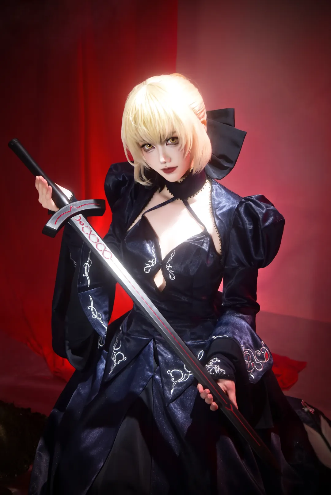 【黒セイバーのコスプレ】『Fate/Grand Order』ダークビジュアル記録、赤黒の雰囲気漂うクールなメイク・スタイリングの紹介 - 2 枚目
