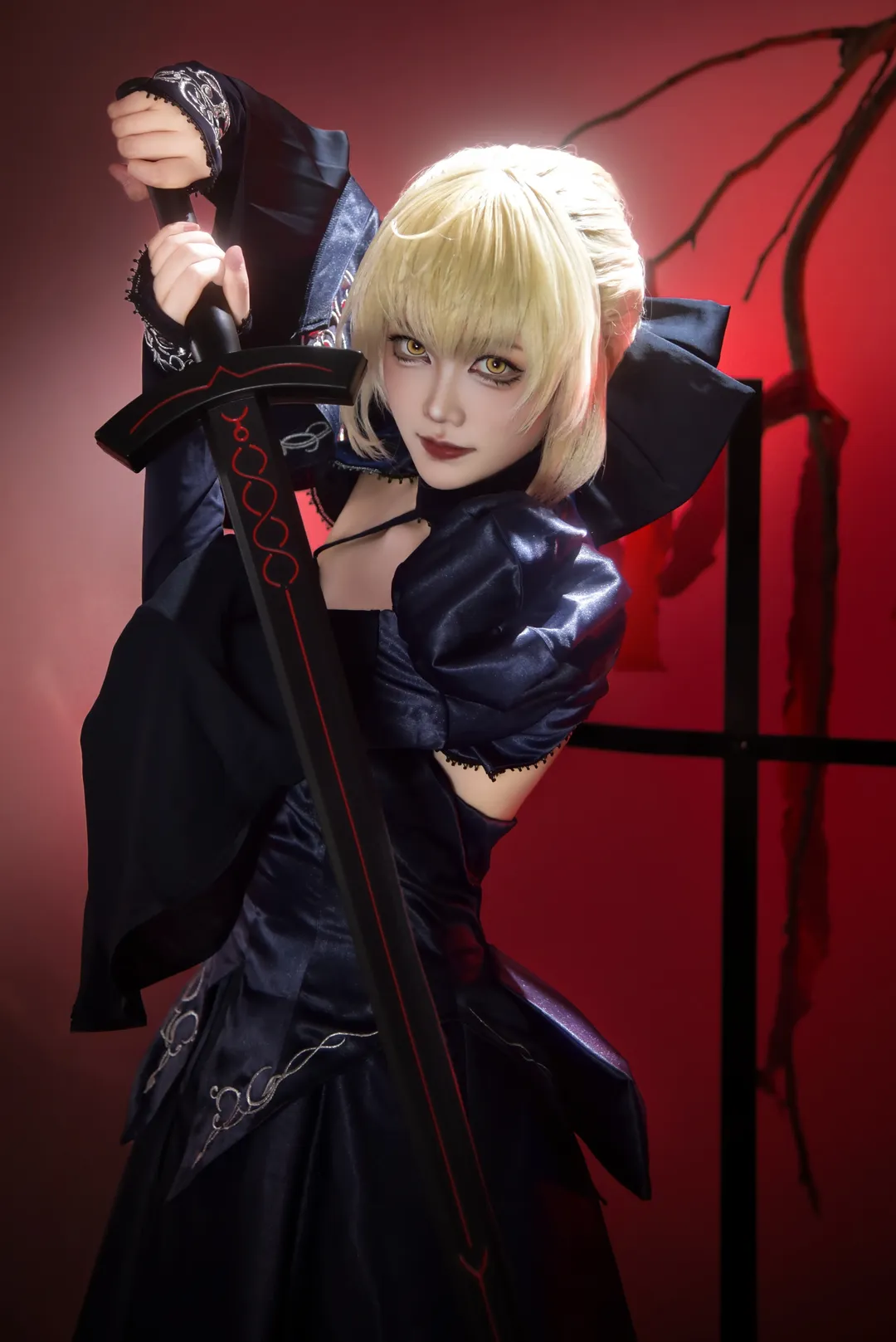 【黒セイバーのコスプレ】『Fate/Grand Order』ダークビジュアル記録、赤黒の雰囲気漂うクールなメイク・スタイリングの紹介 - 3 枚目