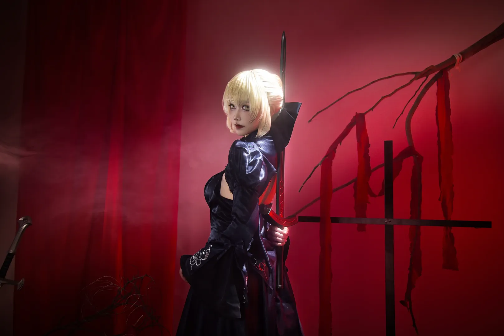 【黒セイバーのコスプレ】『Fate/Grand Order』ダークビジュアル記録、赤黒の雰囲気漂うクールなメイク・スタイリングの紹介 - 5 枚目