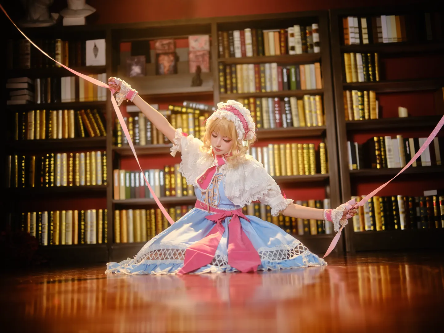 【アリス コスプレ】レトロな図書館で再現する『東方Project』の魔導書の一節 - 1 枚目