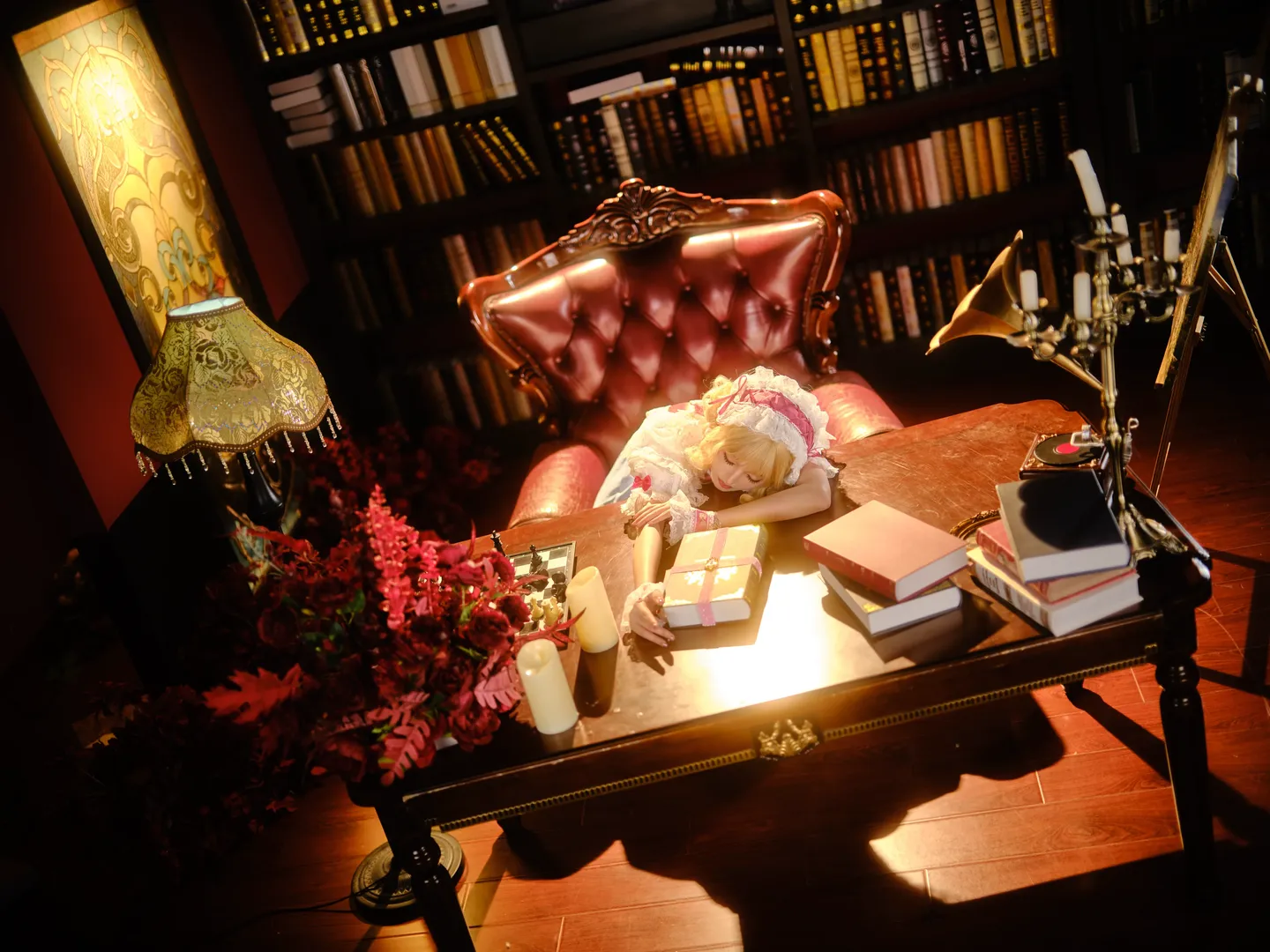 【アリス コスプレ】レトロな図書館で再現する『東方Project』の魔導書の一節 - 2 枚目