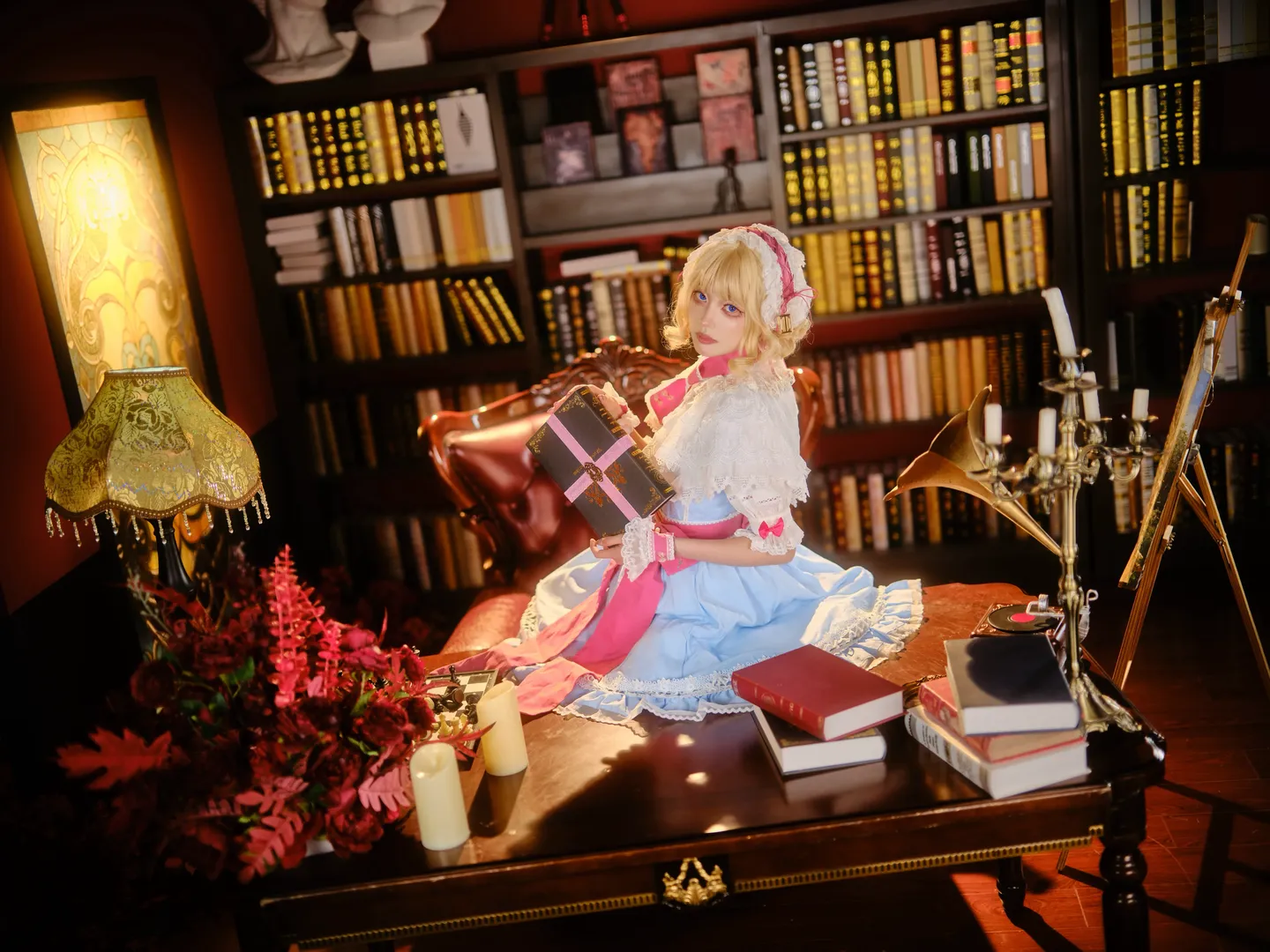 【アリス コスプレ】レトロな図書館で再現する『東方Project』の魔導書の一節 - 3 枚目