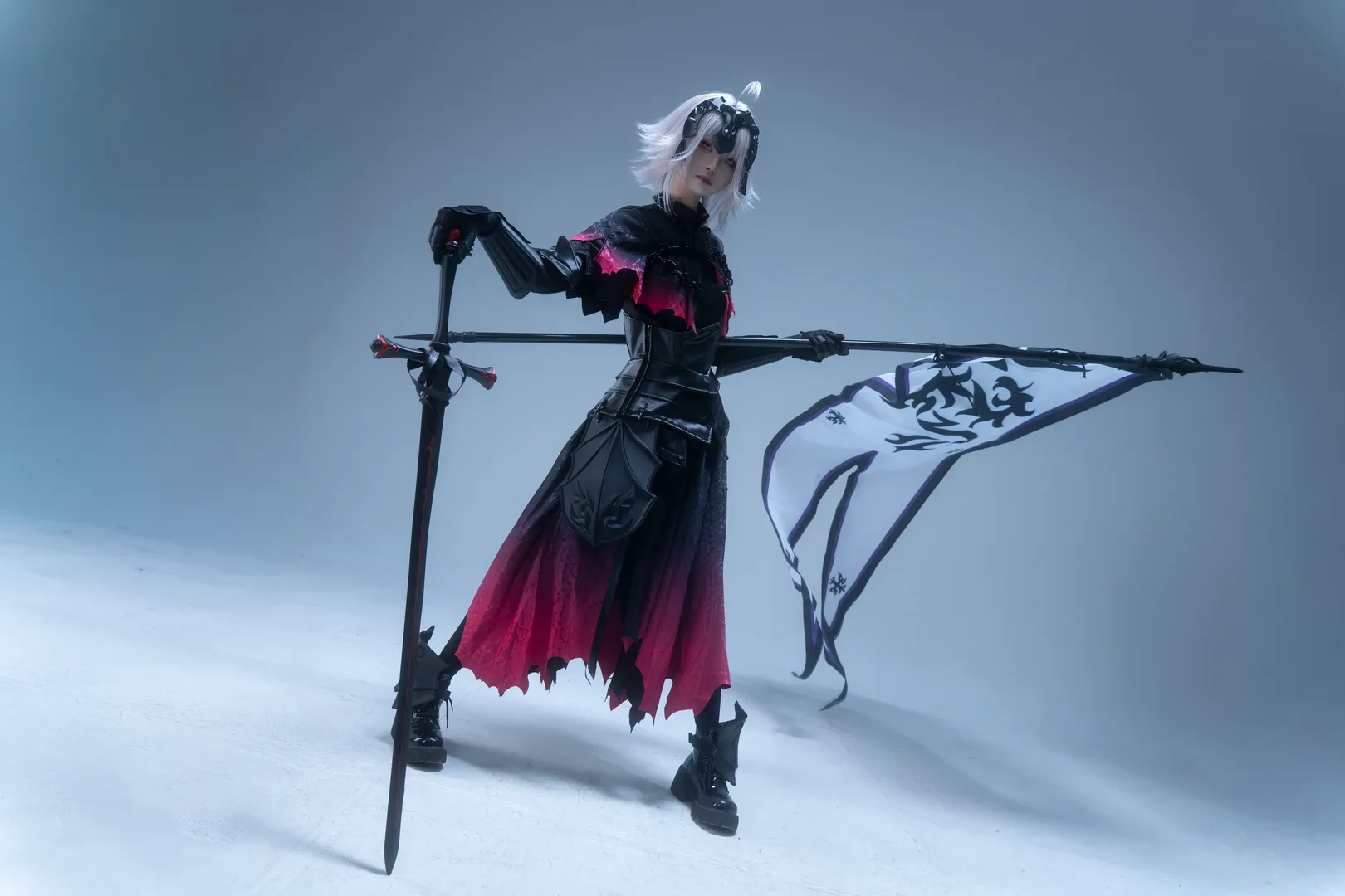 【邪ンヌ コスプレ】『Fate/Grand Order』の復讐者、白ホリ撮影の中の黒赤戦甲 - 2 枚目