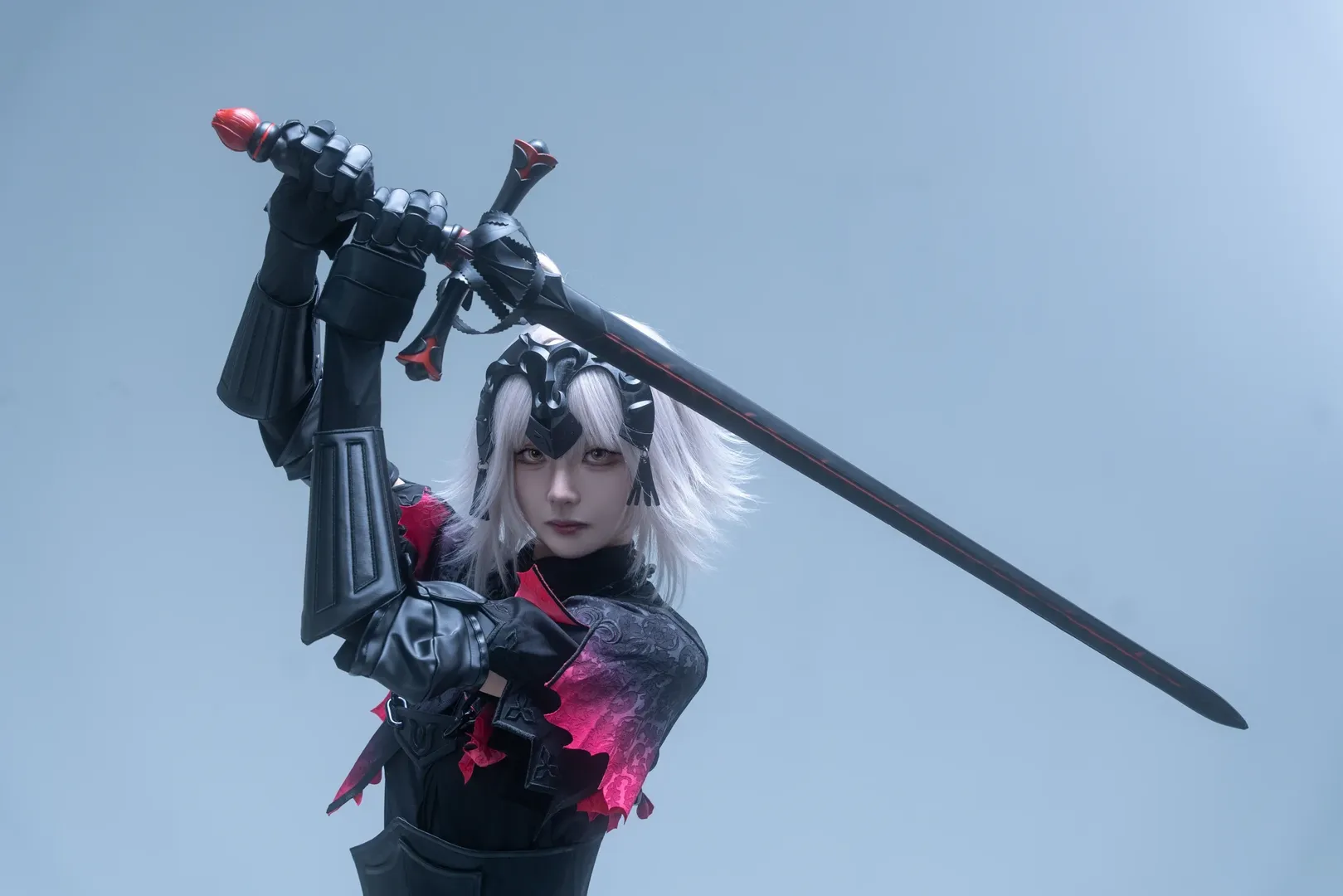 【邪ンヌ コスプレ】『Fate/Grand Order』の復讐者、白ホリ撮影の中の黒赤戦甲 - 3 枚目