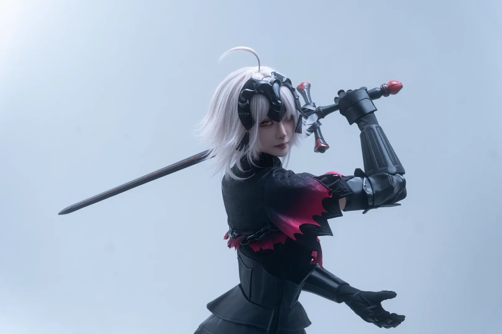 【邪ンヌ コスプレ】『Fate/Grand Order』の復讐者、白ホリ撮影の中の黒赤戦甲 - 4 枚目