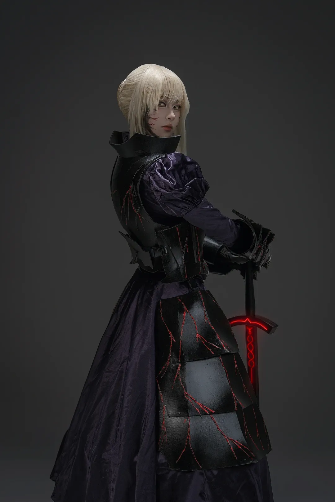 【Saber cos】FGO角色扮演，暗黑風鎧甲的出片分享 - 第 6 張