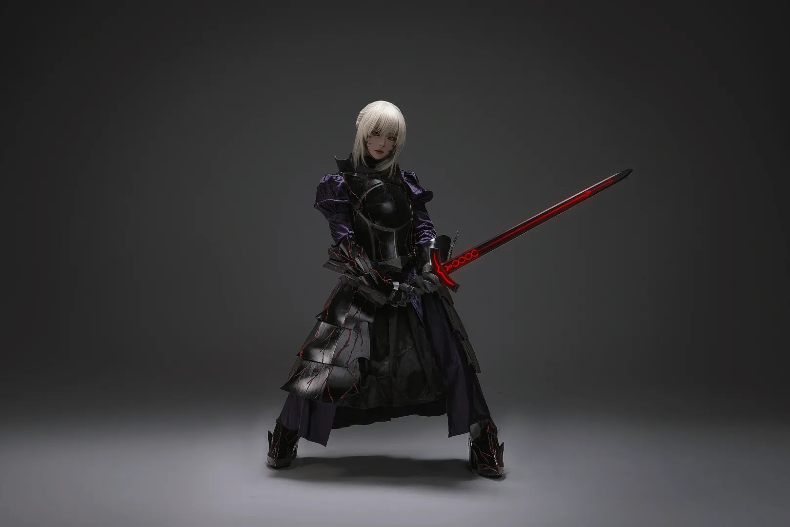 【Saber cos】FGO角色扮演，暗黑風鎧甲的出片分享 - 第 7 張