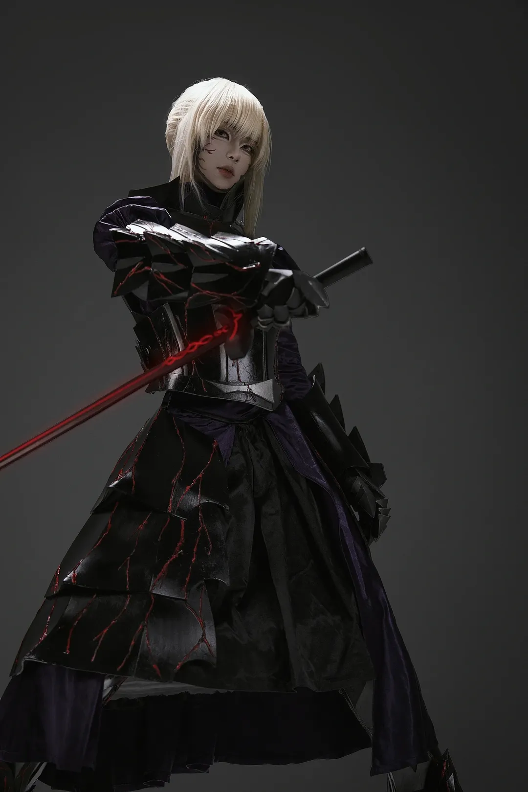 【Saber cos】FGO角色扮演，暗黑風鎧甲的出片分享 - 第 8 張