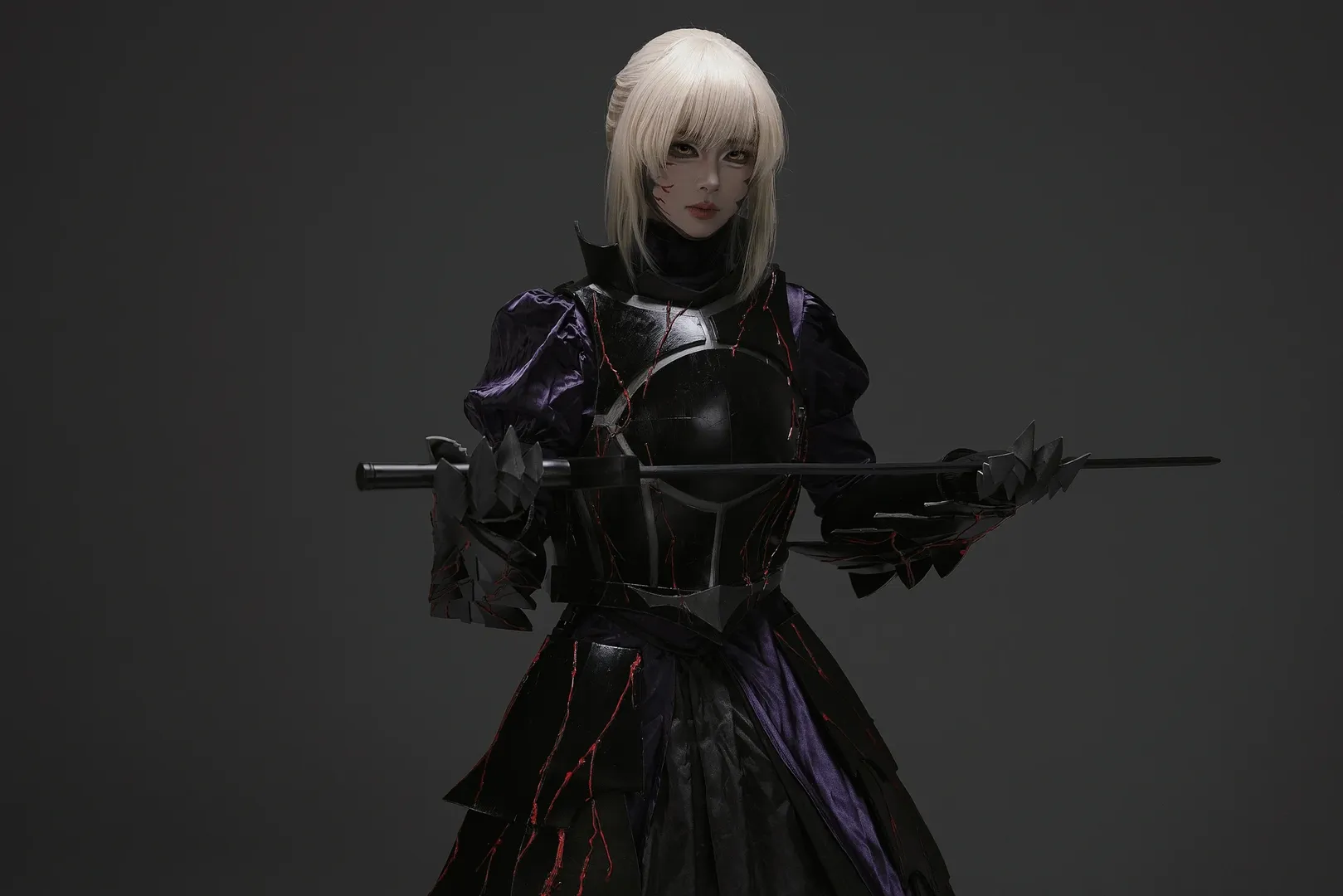 【Saber cos】FGO角色扮演，暗黑風鎧甲的出片分享 - 第 9 張