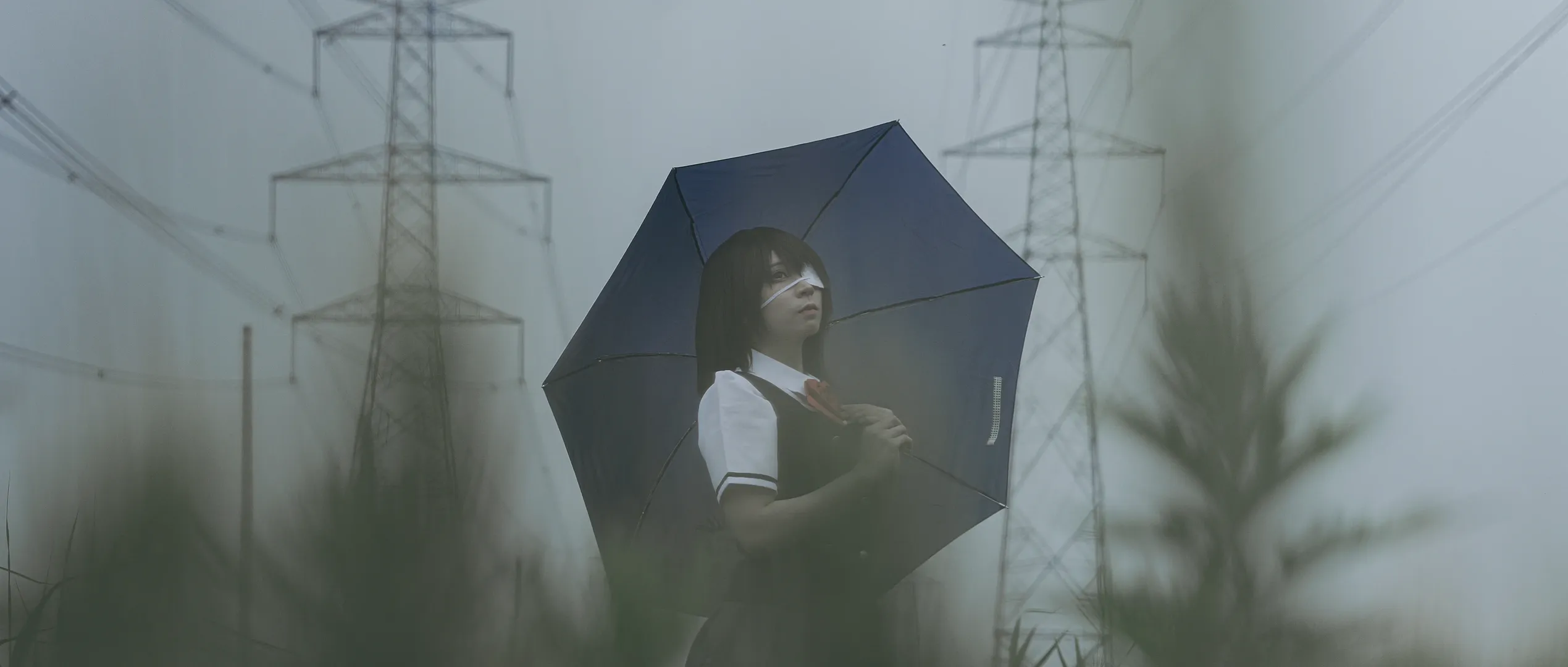 【见崎鸣cos】阴天麦田与高压电塔下的白衣眼罩少女