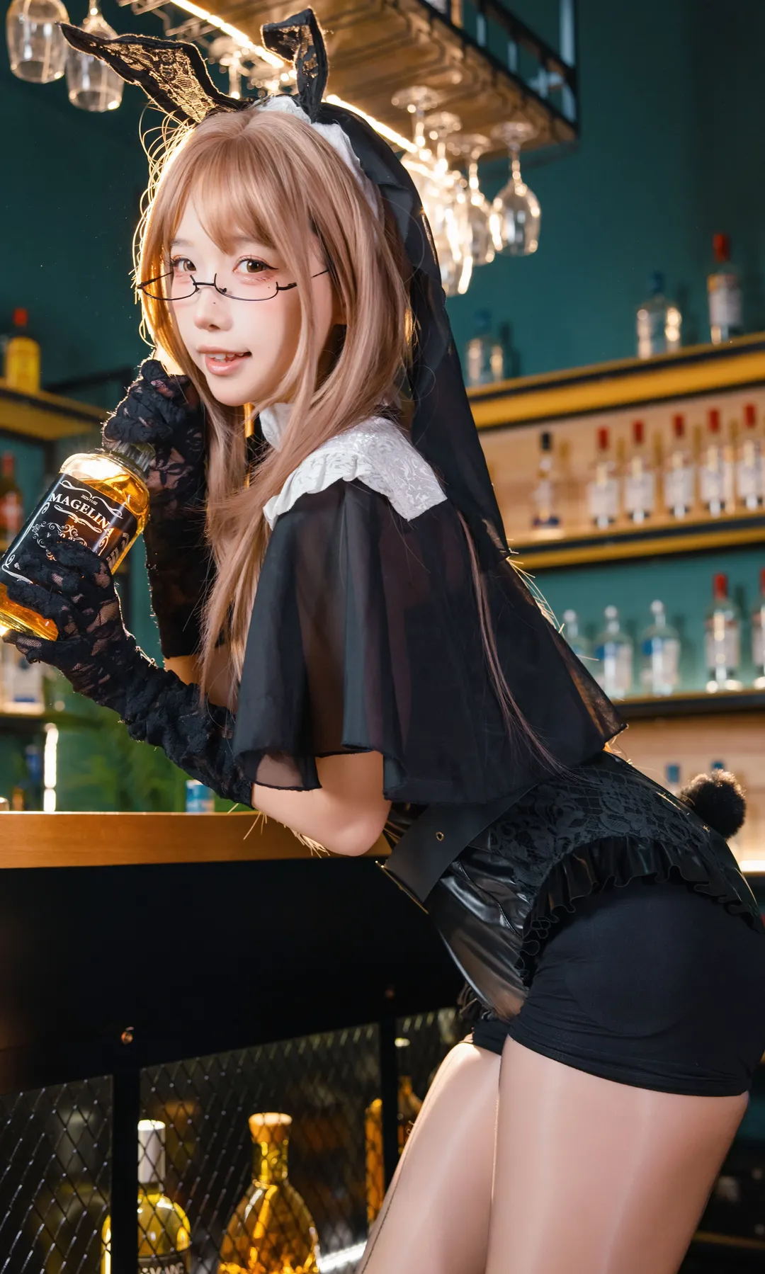 微醺夜晚的调酒师主题，黑丝兔女郎元素写真实拍 - 第 5 张