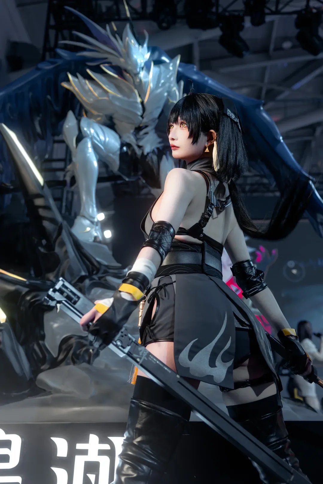 【女漂泊者 コスプレ】『鳴潮』ゲームショウ、大剣を担いで台北を暴走 - 4 枚目