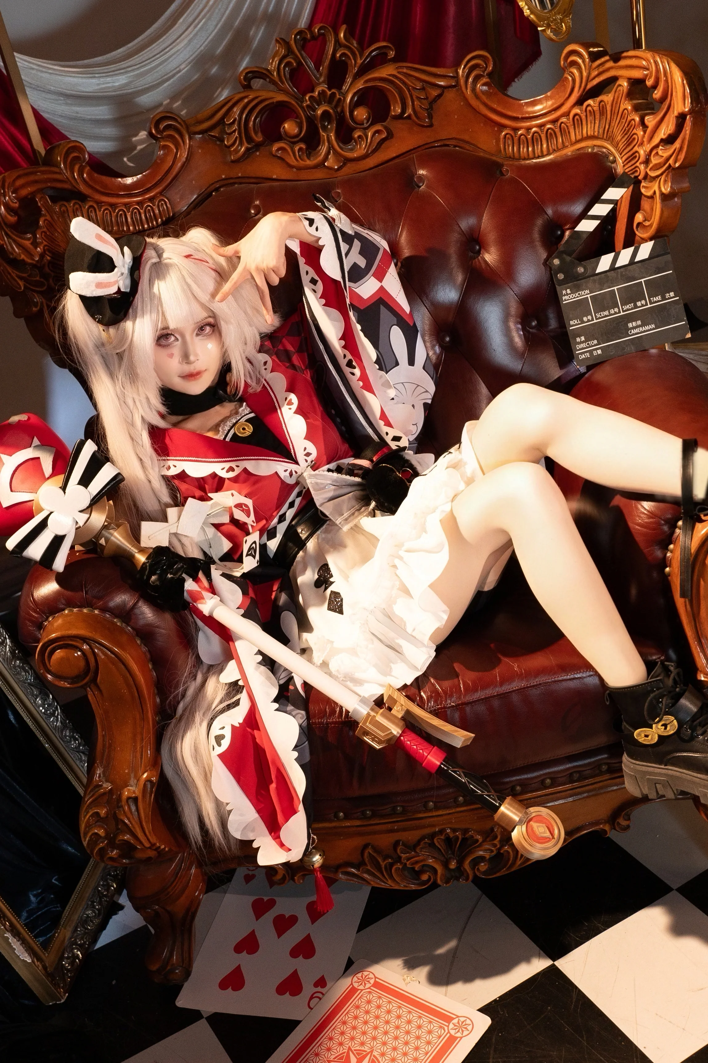 【火花cos】崩壞星穹鐵道的角色演繹，復古置景與紅白配色的視覺碰撞 - 第 1 張