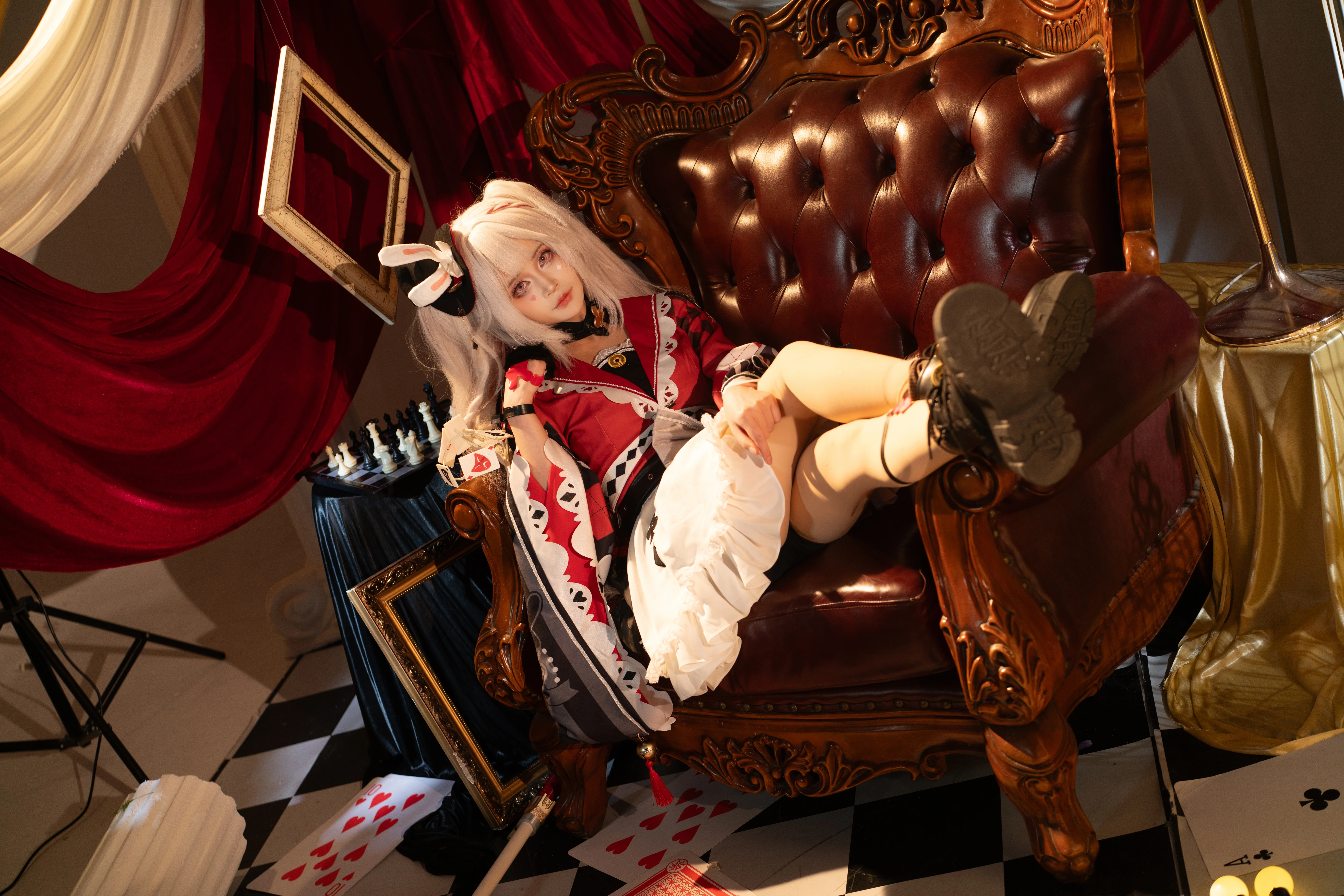 【火花cos】崩壞星穹鐵道的角色演繹，復古置景與紅白配色的視覺碰撞 - 第 3 張