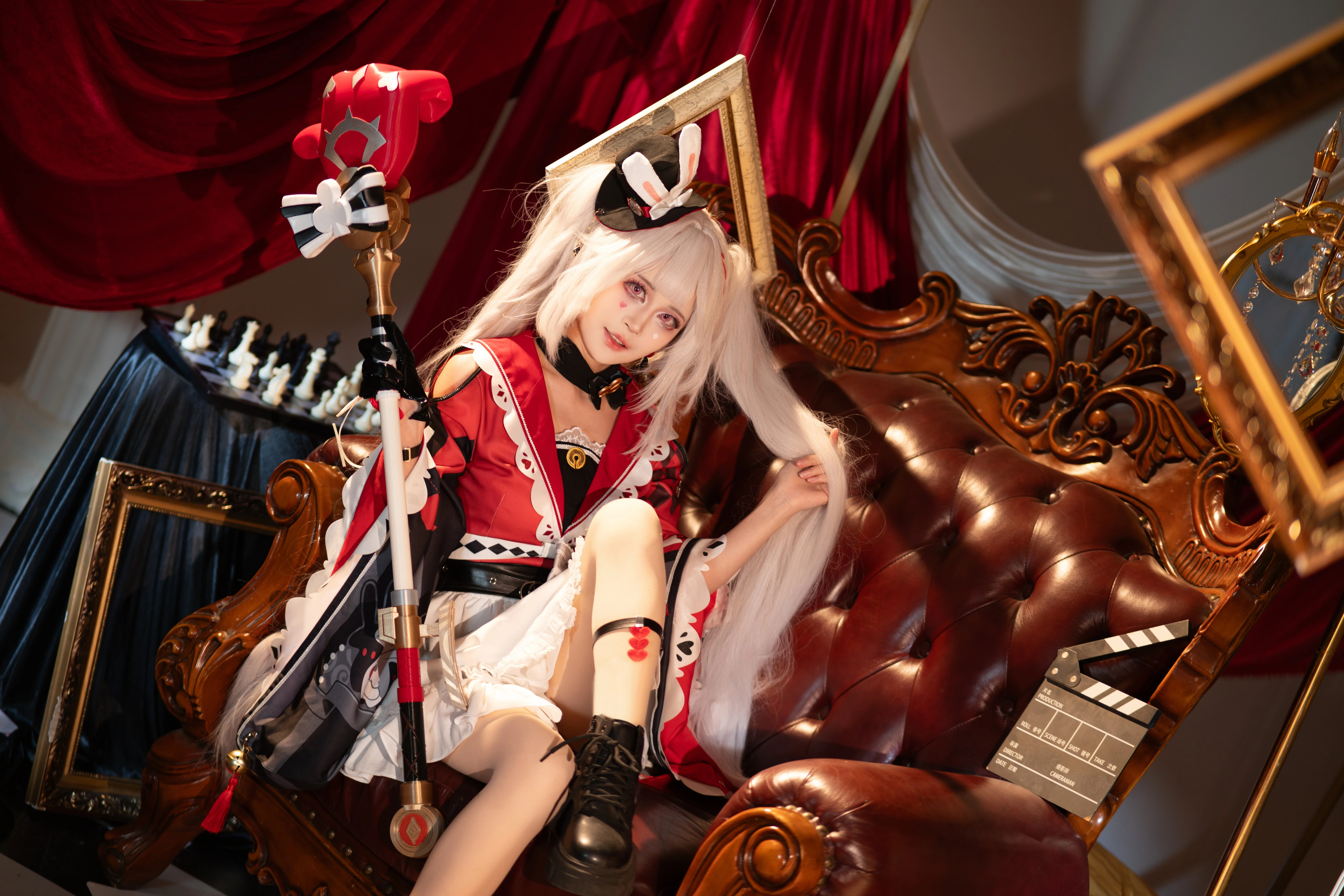 【火花cos】崩壞星穹鐵道的角色演繹，復古置景與紅白配色的視覺碰撞 - 第 4 張