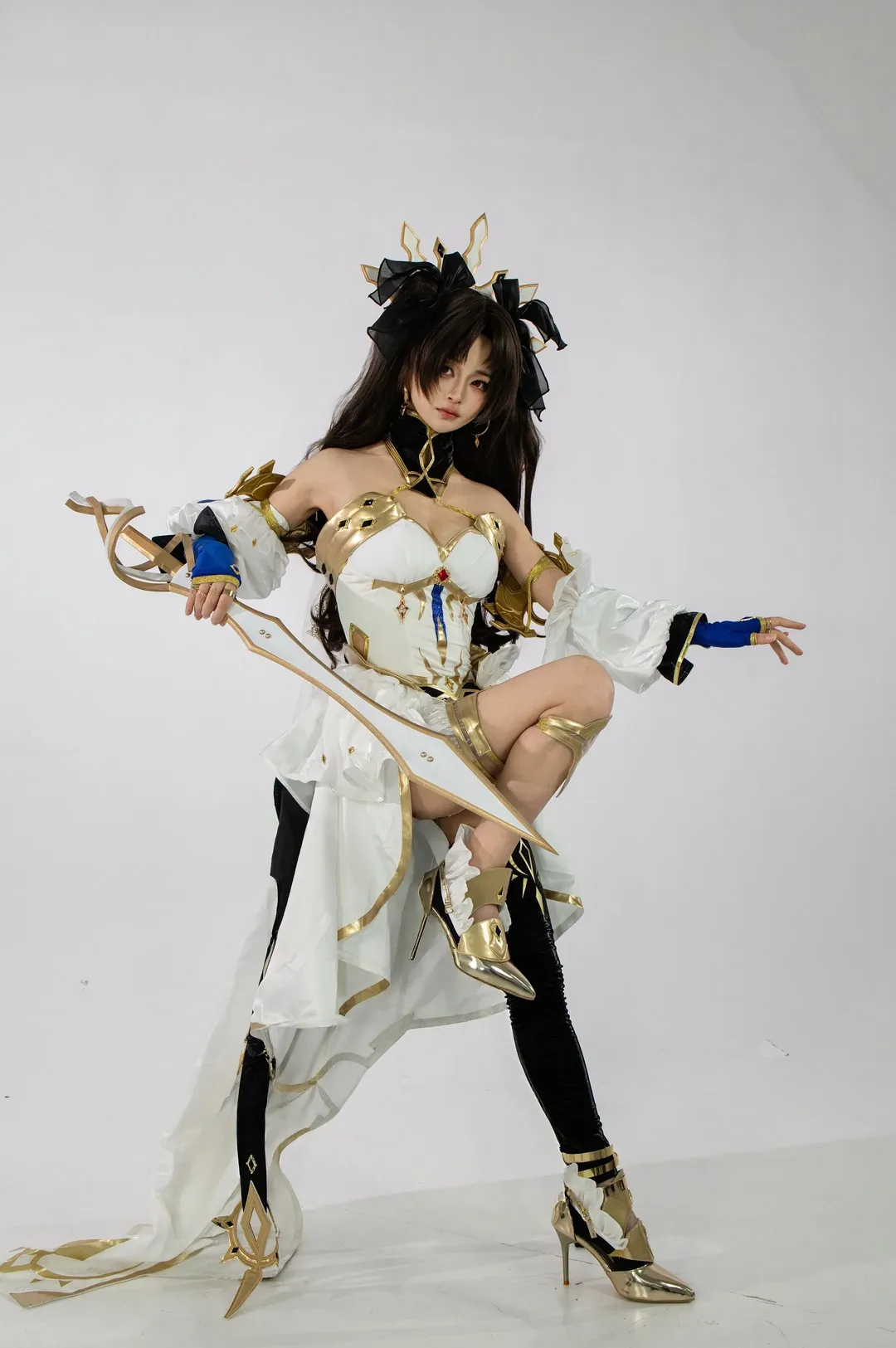 【伊什塔尔cos】绝对魔兽战线里的白与金，棚拍动作分享 - 第 2 张