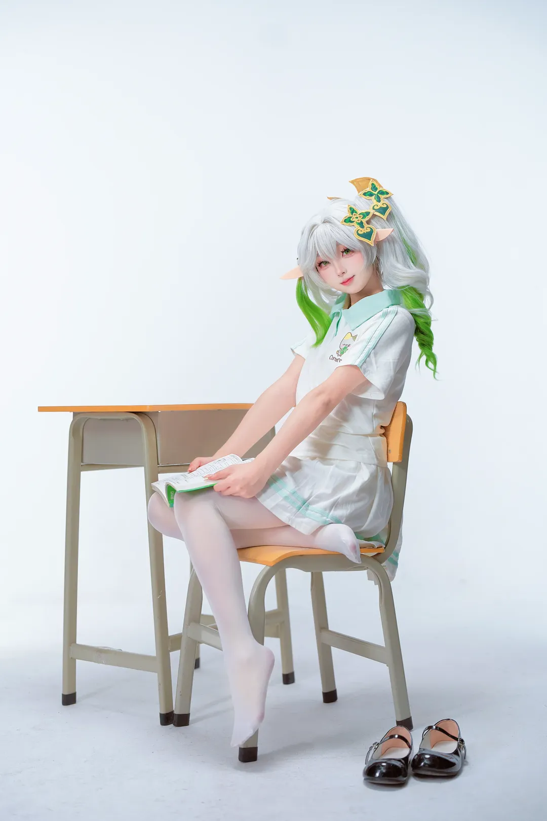 【ナヒーダ コスプレ】純白の学園風に包まれた草神の二次元日常 - 1 枚目